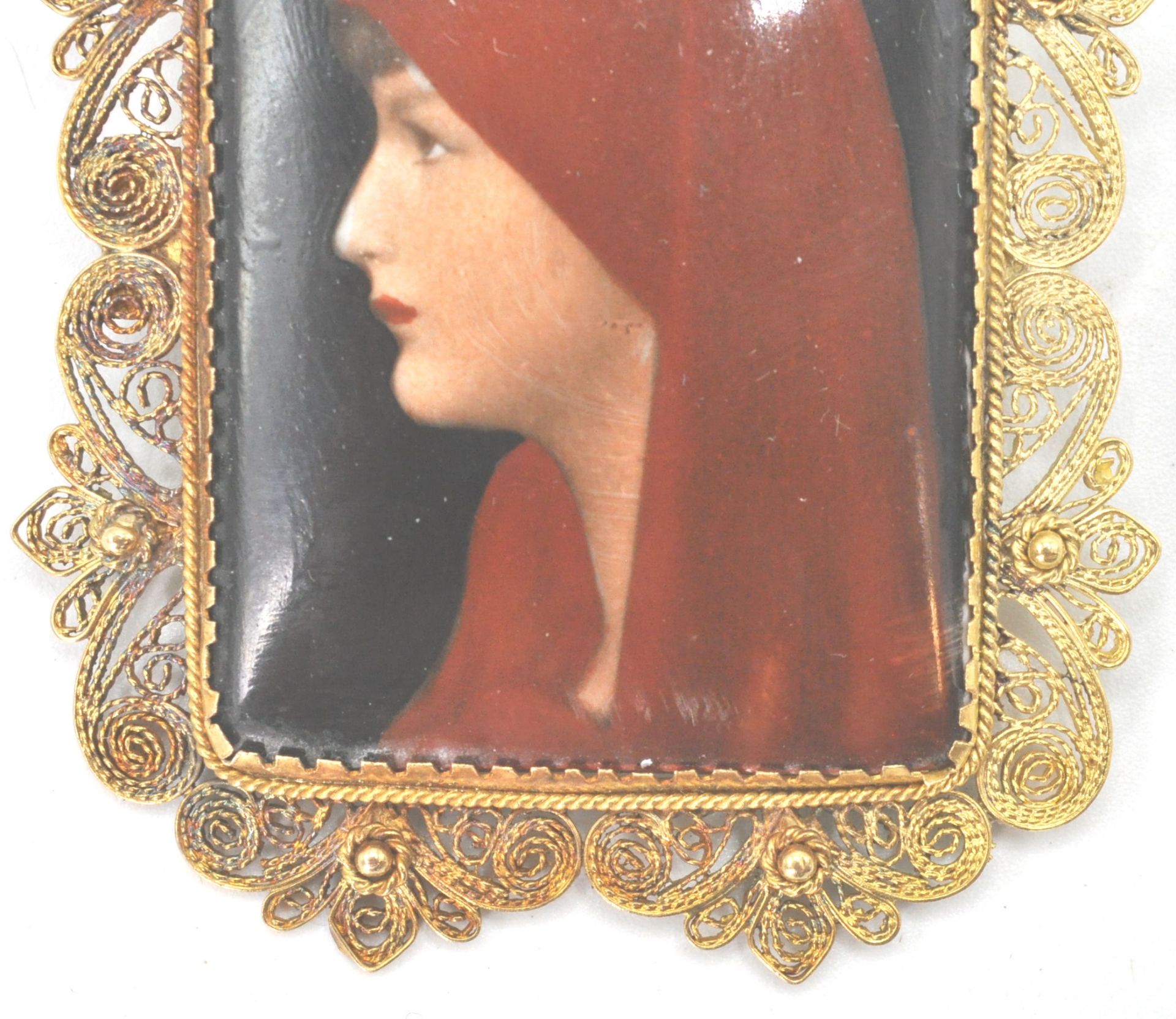 A 19th Victorian hand painted miniature of a hooded lady in the form of a brooch edged with filigree - Bild 3 aus 5
