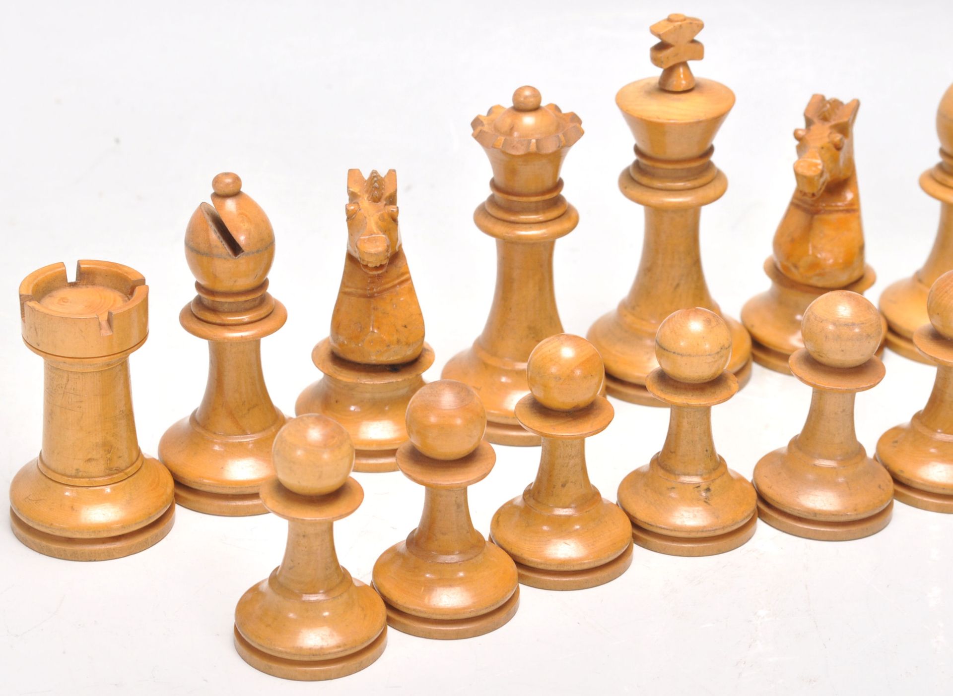 A complete set of vintage style wooden carved chess pieces. Measures 6cms high. - Bild 2 aus 8