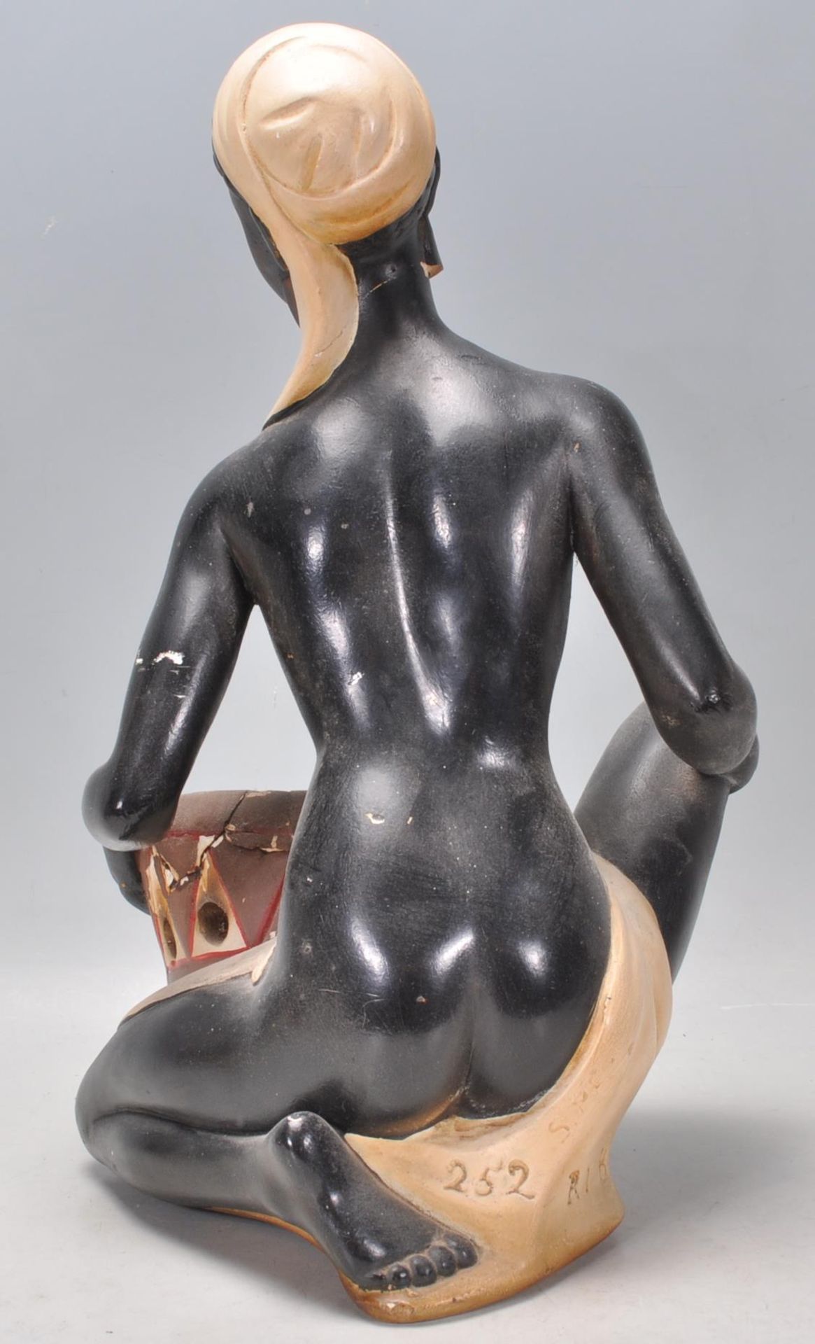 A vintage early 20th century Art Deco chalk 1920s ware figurine in the form of a seated African - Bild 3 aus 10