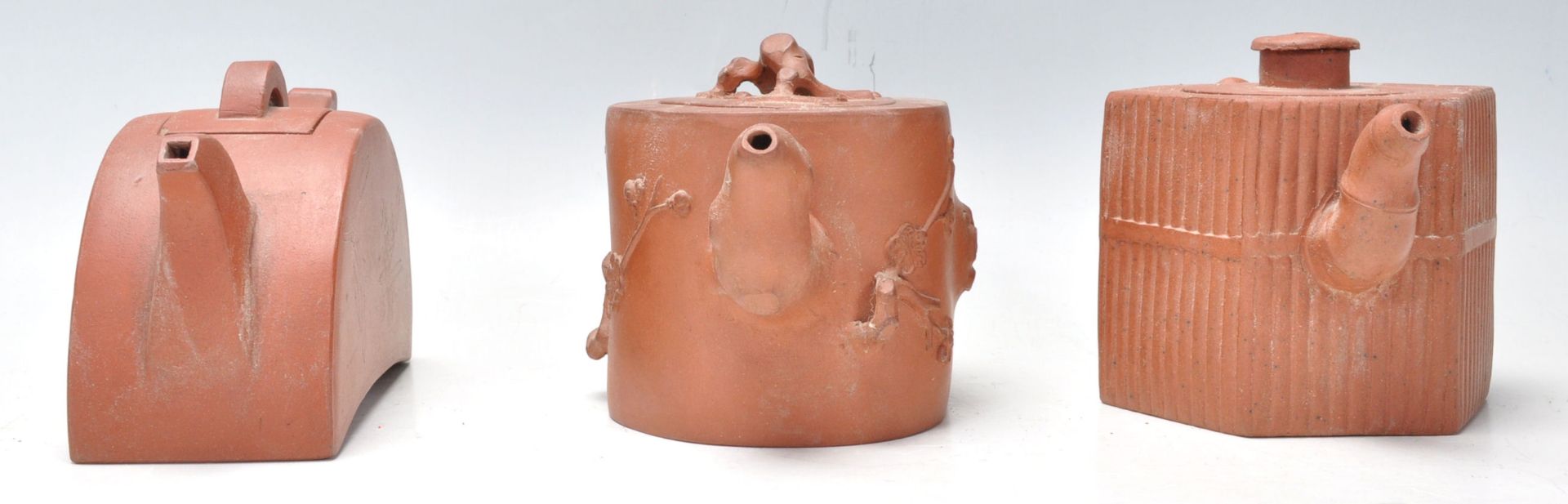A collection of 3 20th Century Chinese Yixing red clay teapots of squat form having  short spouts - Bild 2 aus 11
