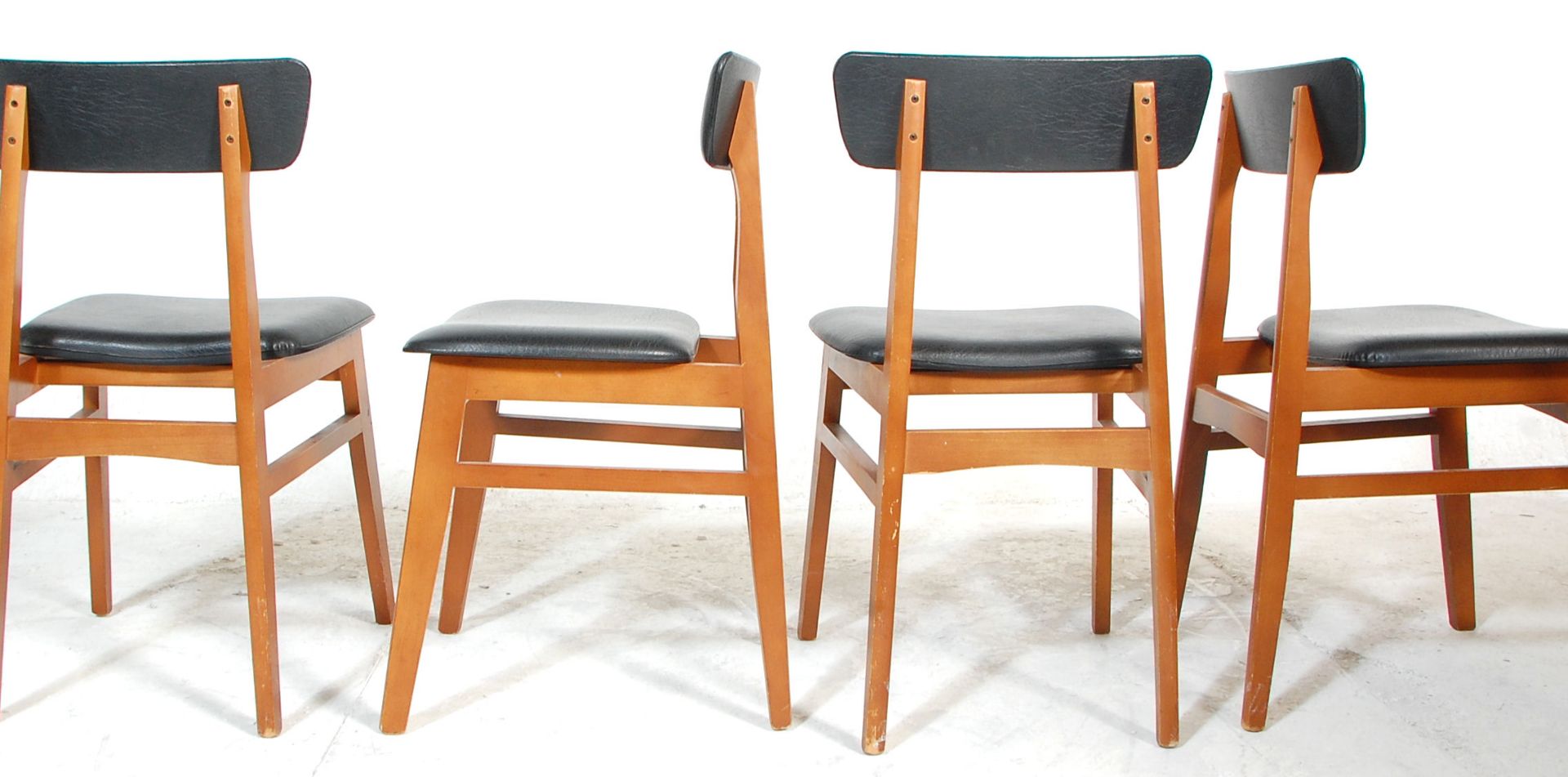 A good set of four retro mid 20th Century teak framed dining chairs raised on splayed legs united by - Bild 3 aus 6