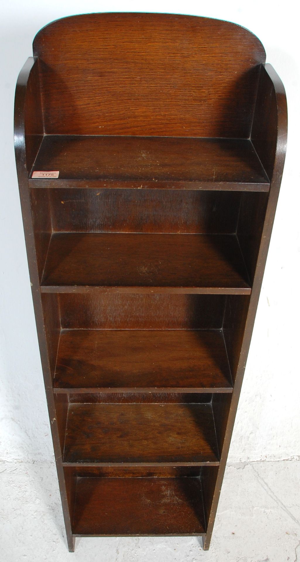 An early 20th Century Arts & Crafts tall oak upright bookcase open window cabinet having five fitted - Bild 2 aus 4