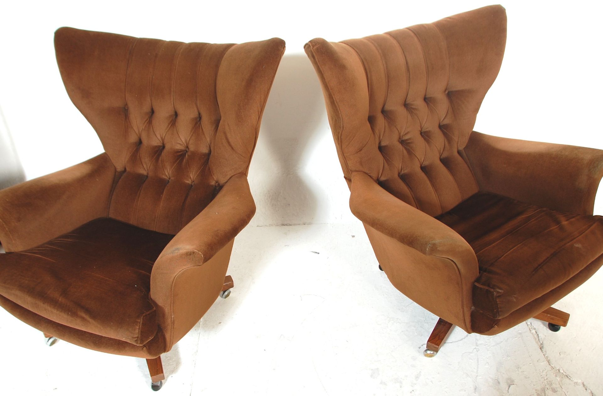 G-Plan - Model 6250 -  A rare his and hers pair of mid 20th century circa 1967 G-Plan 6250 swivel - Bild 2 aus 6