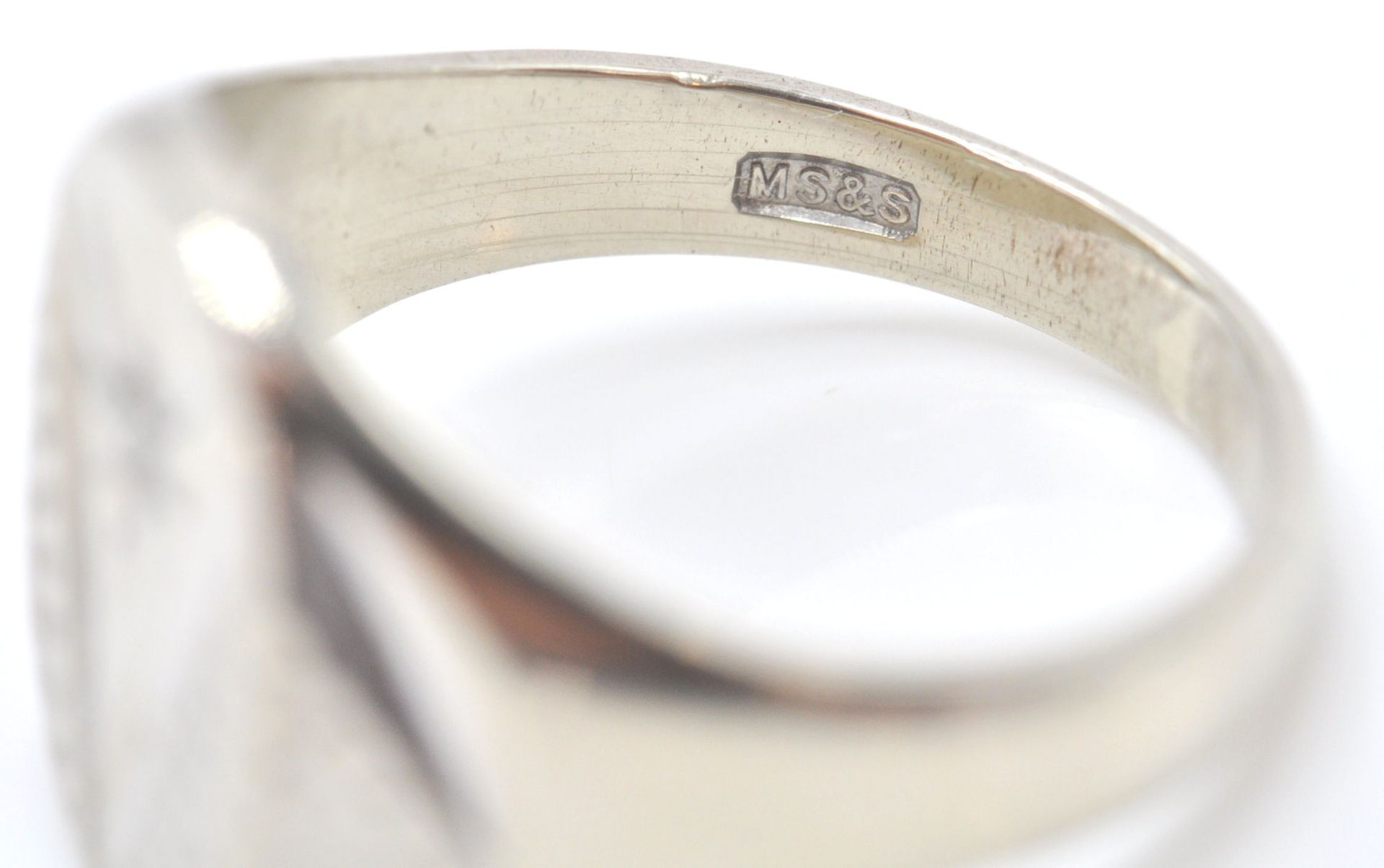 A 9ct white gold hallmarked signet ring. The ring with sunburst cartouche inset with round cut - Bild 7 aus 8