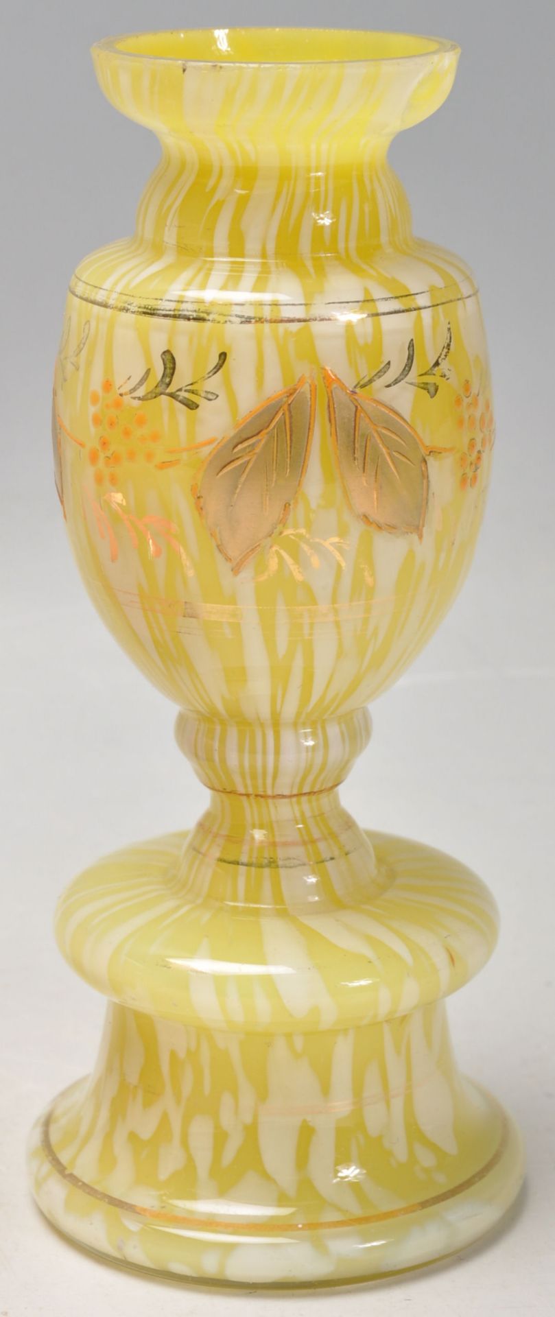 A vintage Art Deco pottery having a bulbous form having hand painted floral decoration together with - Bild 9 aus 16