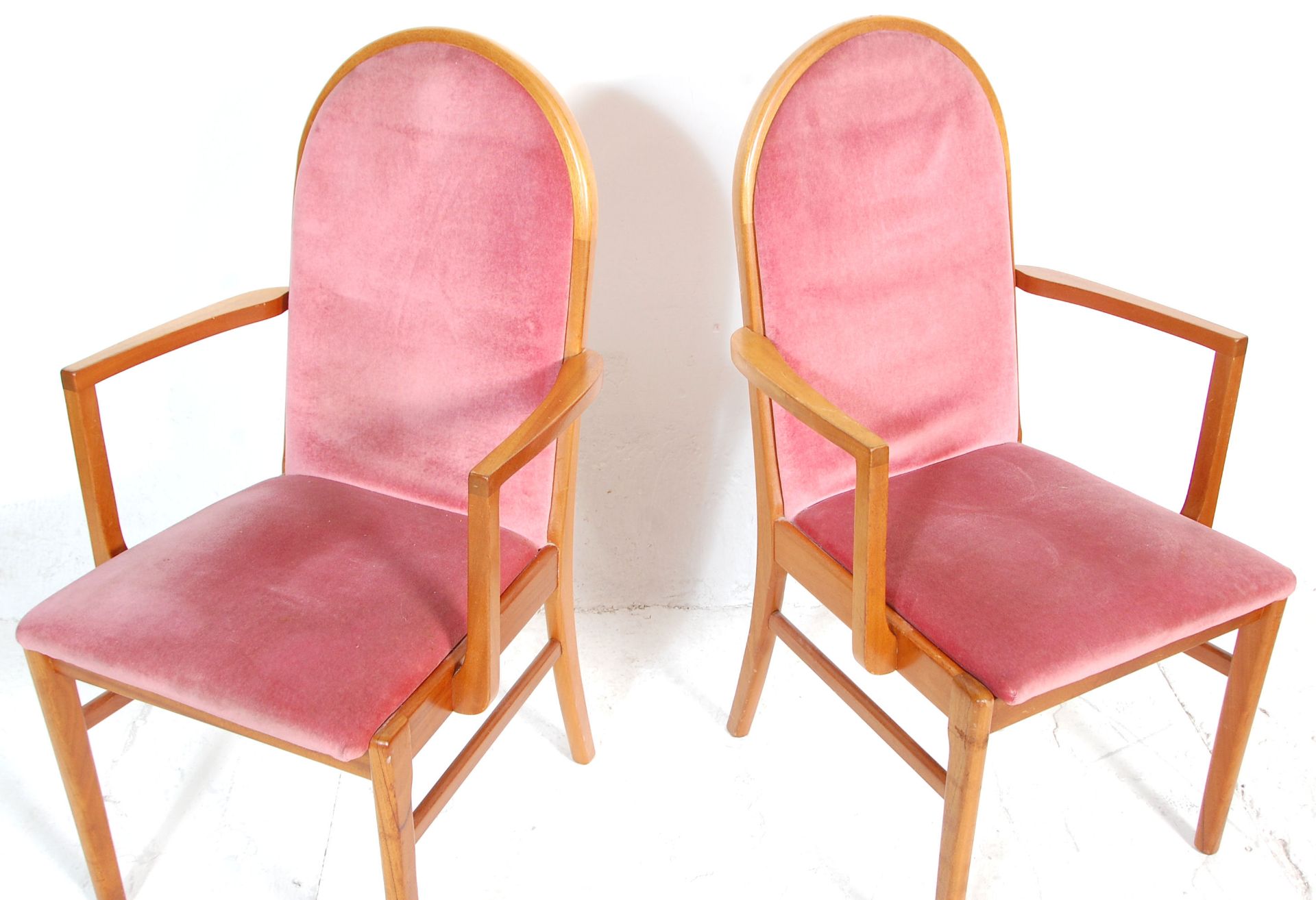 A matching pair of retro mid 20th Century teak framed dining carver chairs / armchairs having arched - Bild 2 aus 4