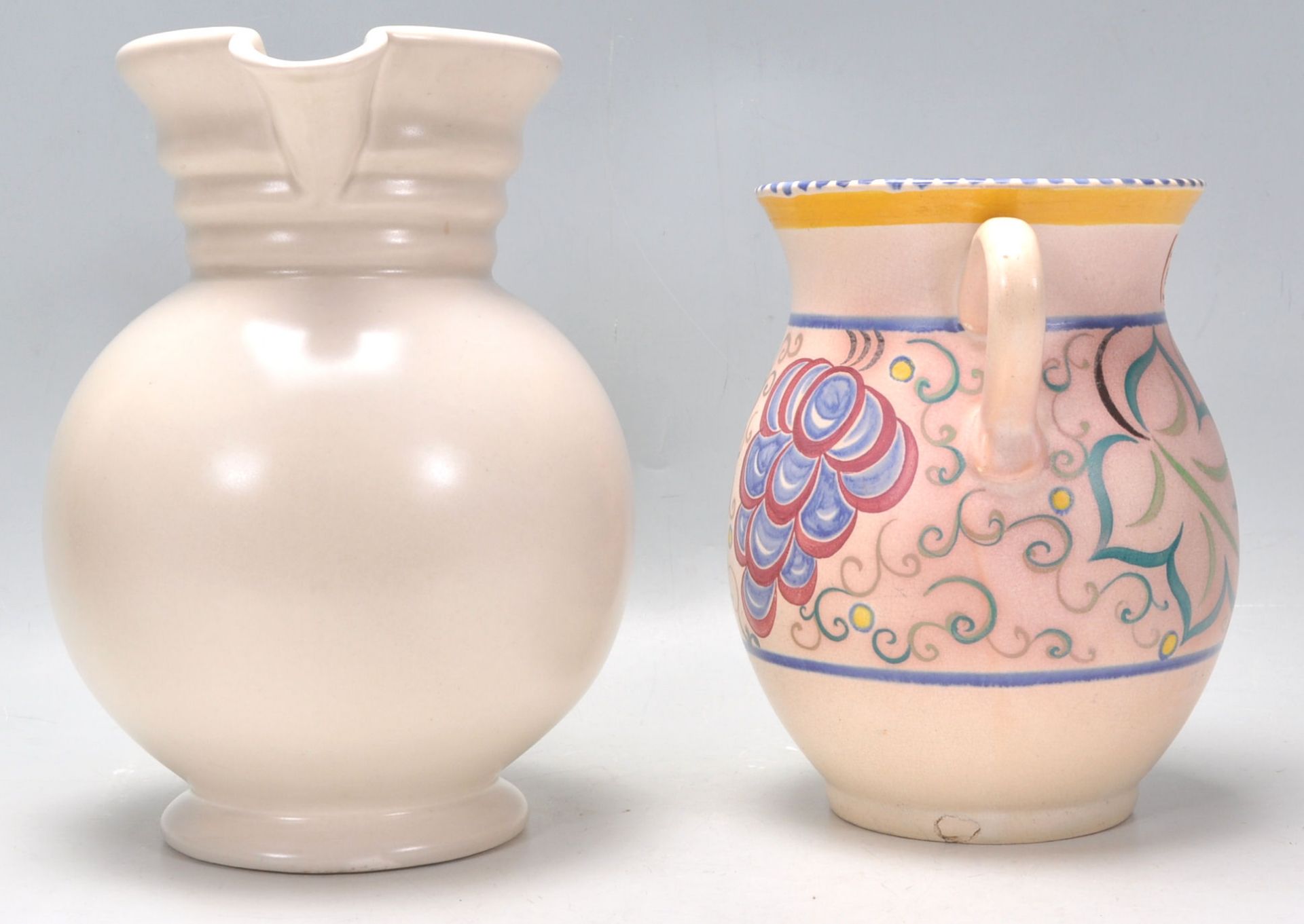 A vintage Art Deco pottery having a bulbous form having hand painted floral decoration together with - Bild 4 aus 16