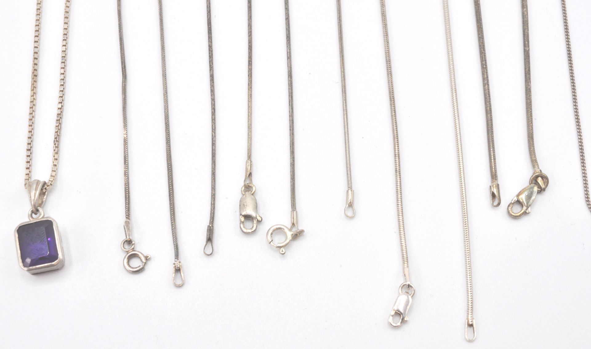 A collection of silver necklace chains, mostly fine linked with clasps. To also include a gilded - Bild 8 aus 13
