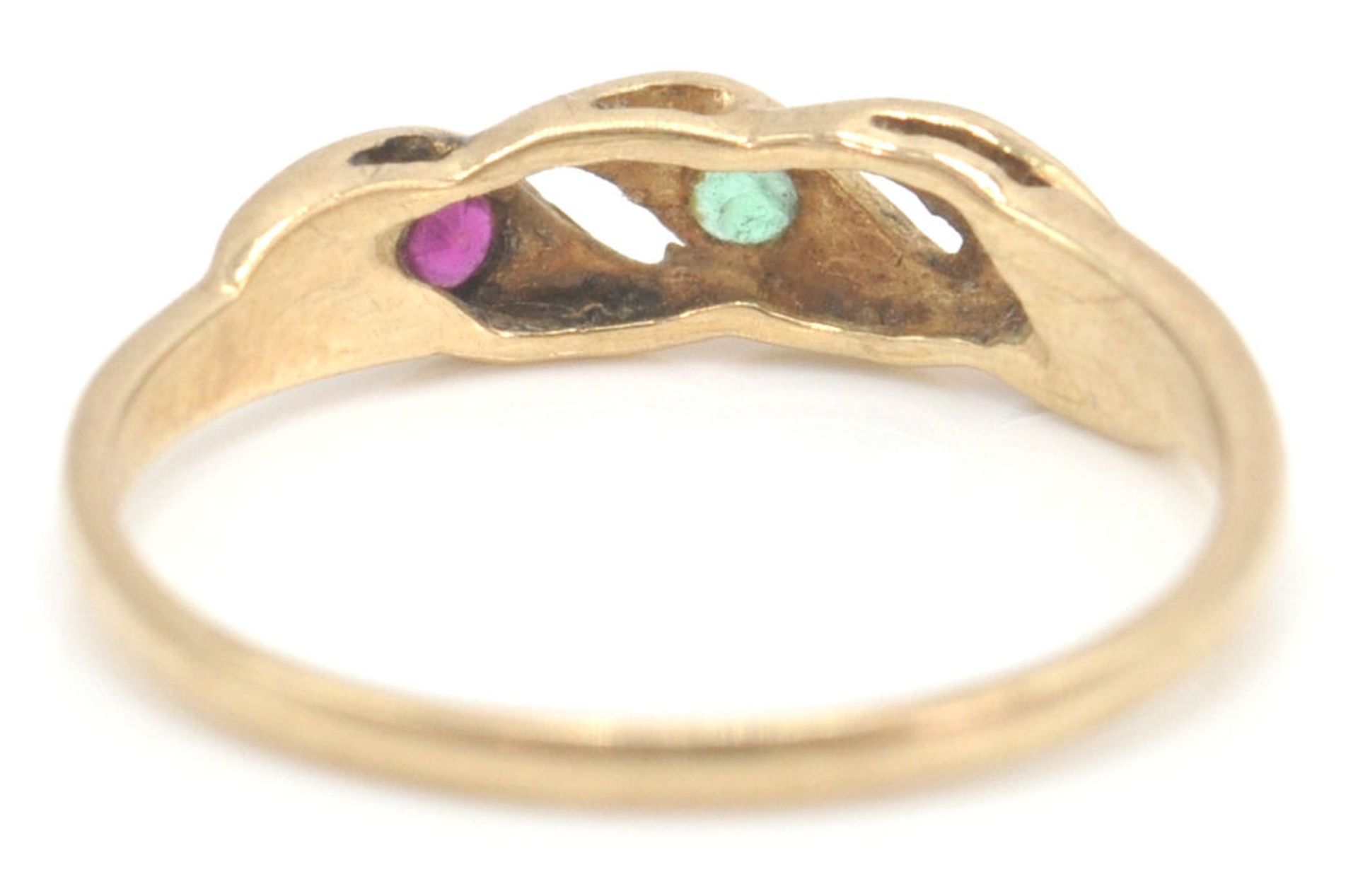 A 9ct gold hallmarked ruby, emerald and sapphire 3 stone band ring. The ring set with mixed cut - Bild 5 aus 15