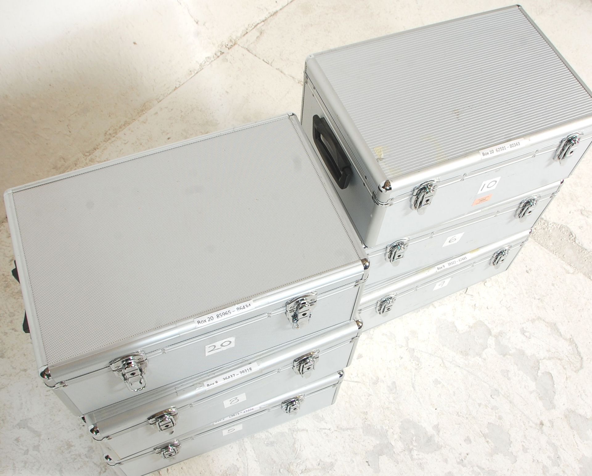 A set of six aluminium flight / travel cases each one having handles to either side and claps to the - Bild 3 aus 5