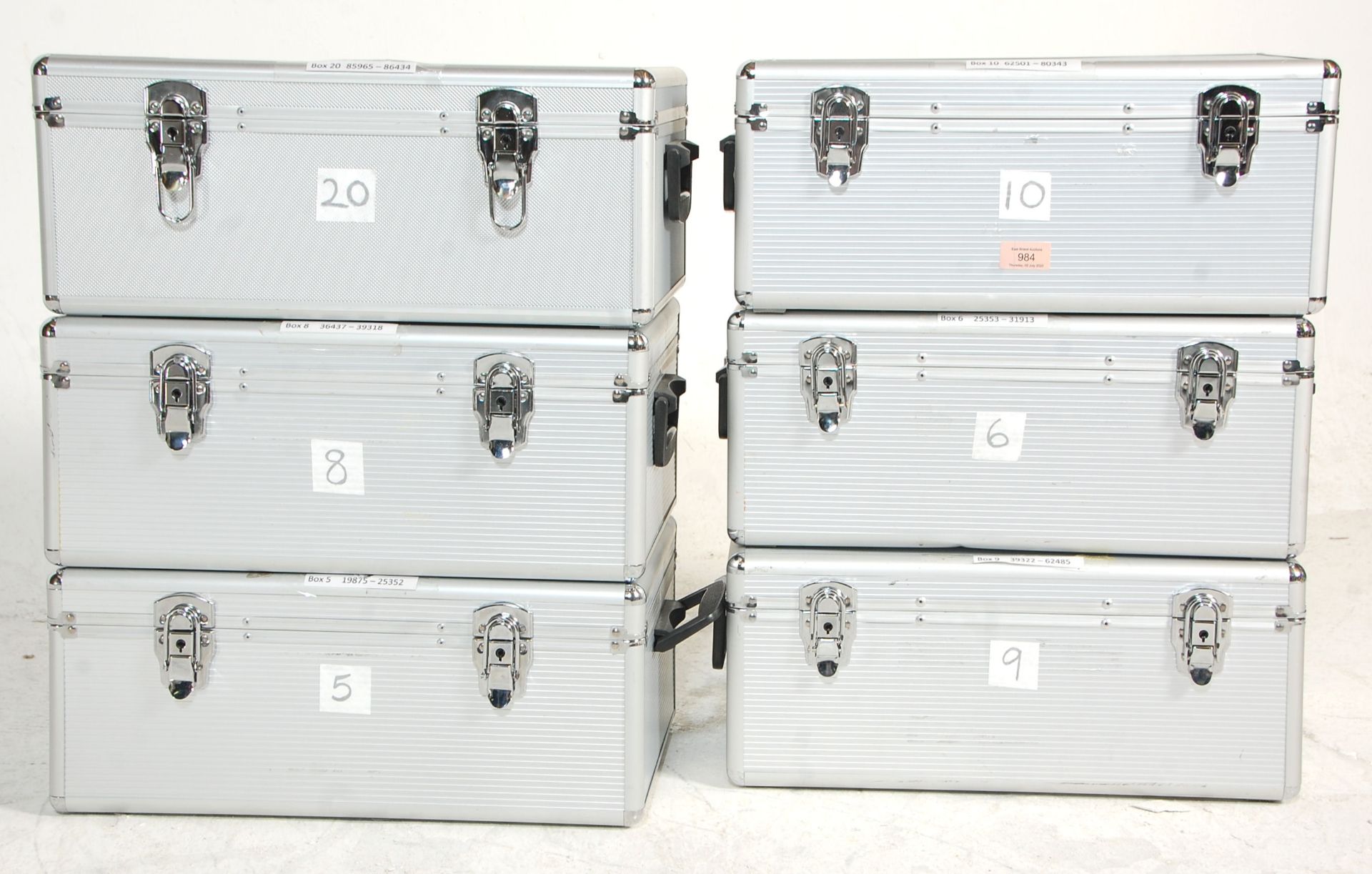 A set of six aluminium flight / travel cases each one having handles to either side and claps to the - Bild 2 aus 5