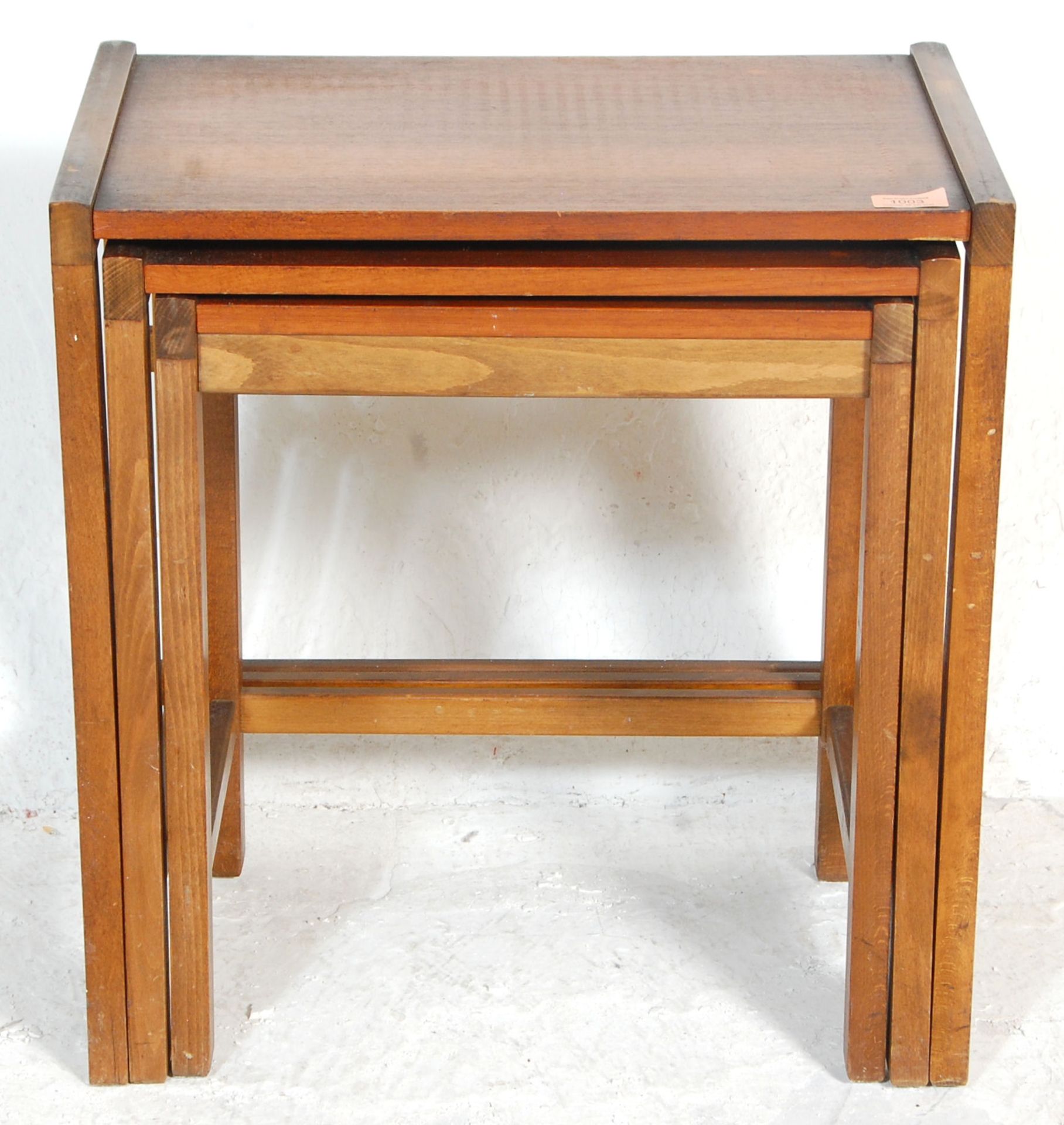 A good retro mid 20th Century Danish inspired teak wood nest of tables of square form. Raised on - Bild 3 aus 5