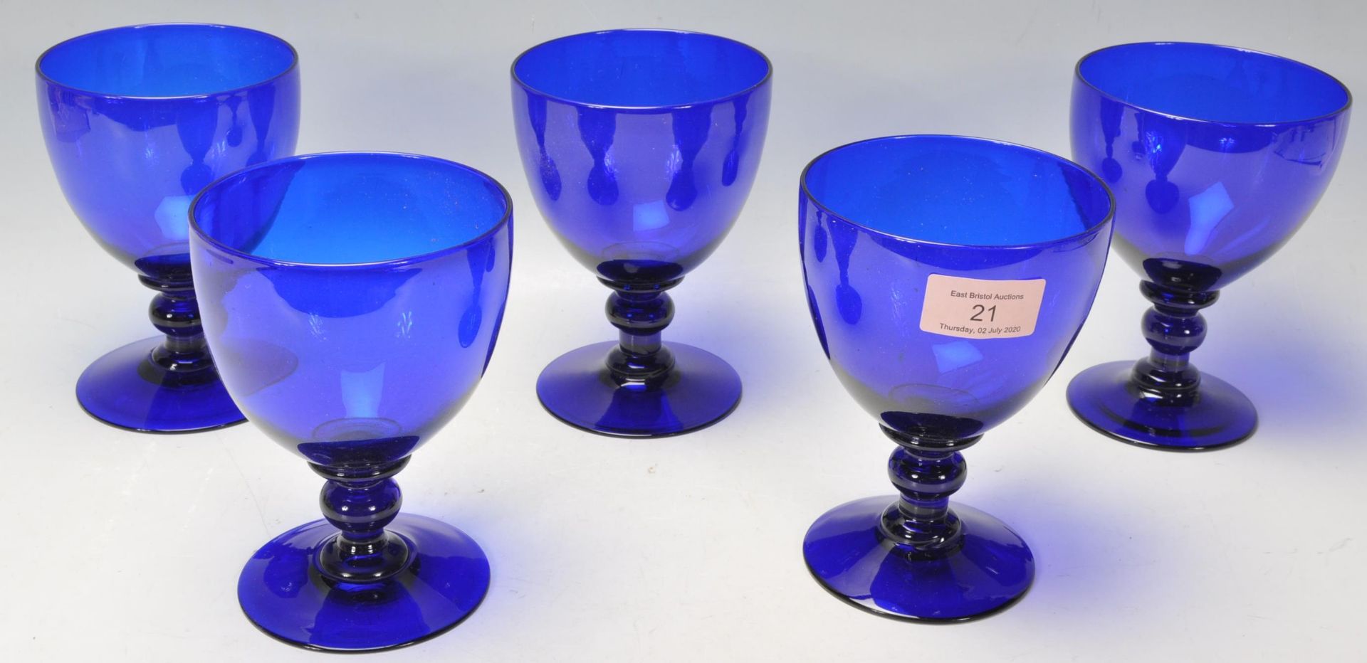A set of five vintage 20th Century large cobalt blue glass wine glasses / rummers having round bowls - Bild 2 aus 4