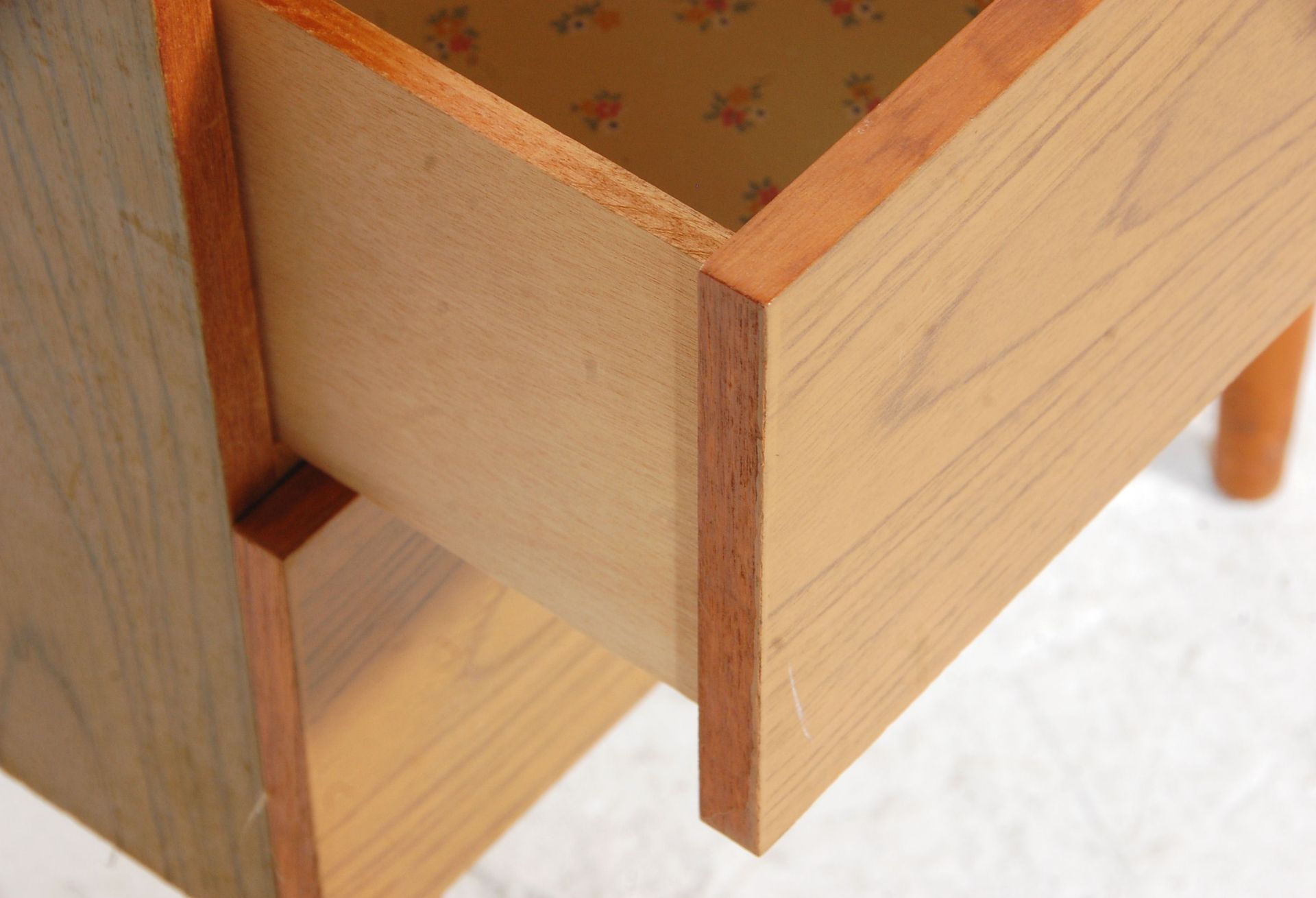 A retro 20th Century melamine teak wood effect dressing table chest of small proportions having a - Bild 5 aus 5