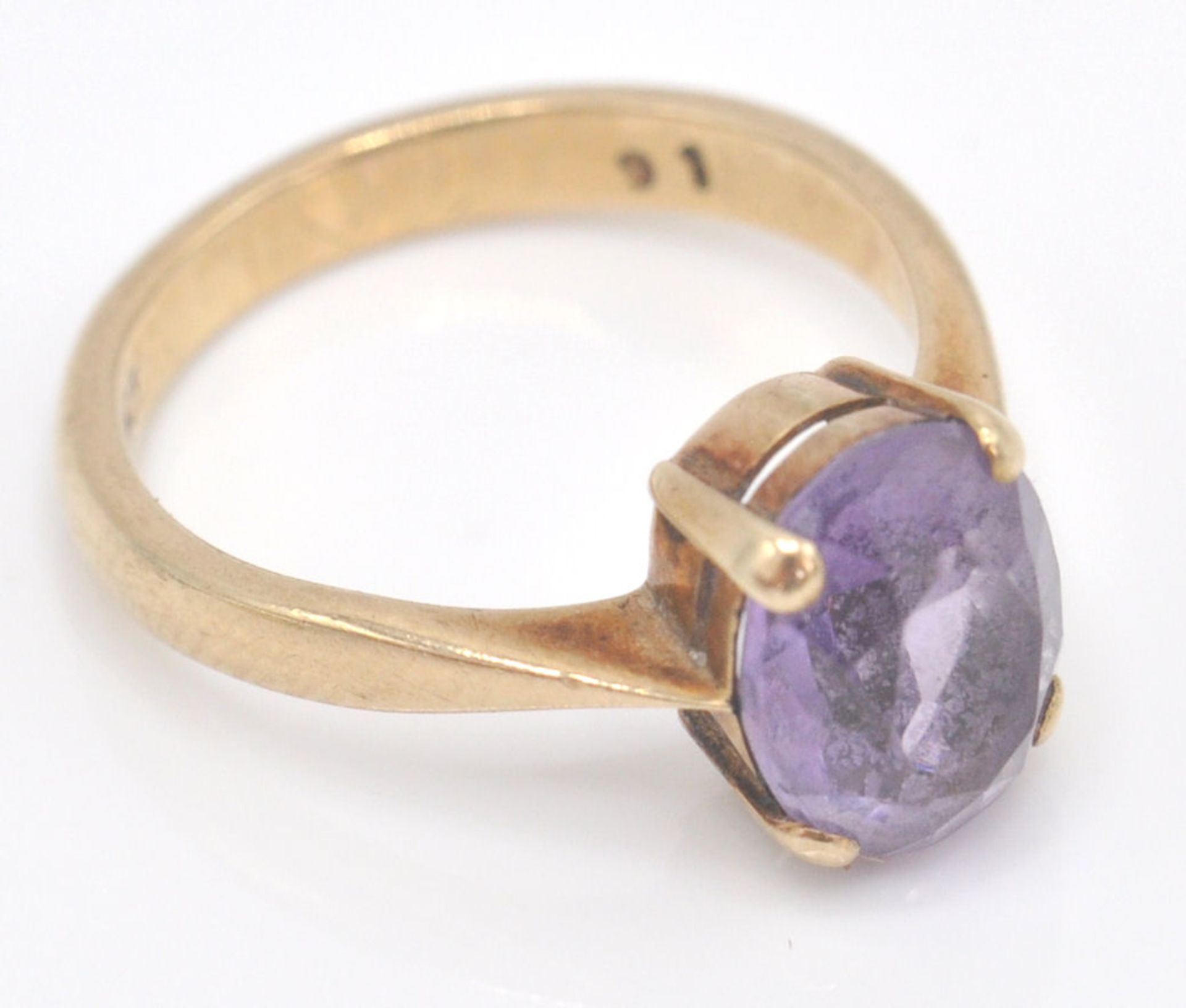 A hallmarked 9ct gold and amethyst single stone ring. The ring set with oval facet cut amethyst in - Bild 3 aus 15