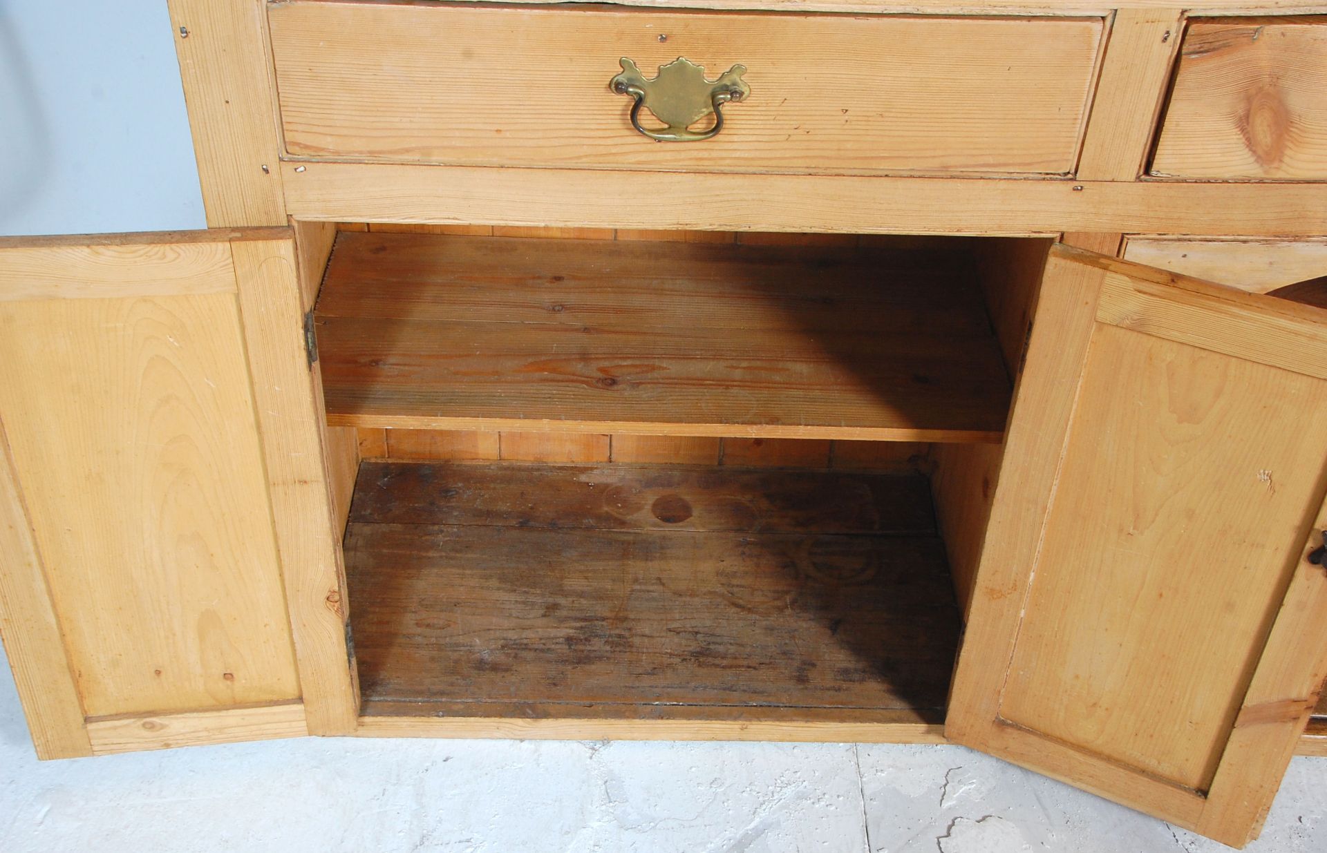 A large 19th Century Victorian large country pine Welsh dresser. The upright gallery top having - Bild 6 aus 12