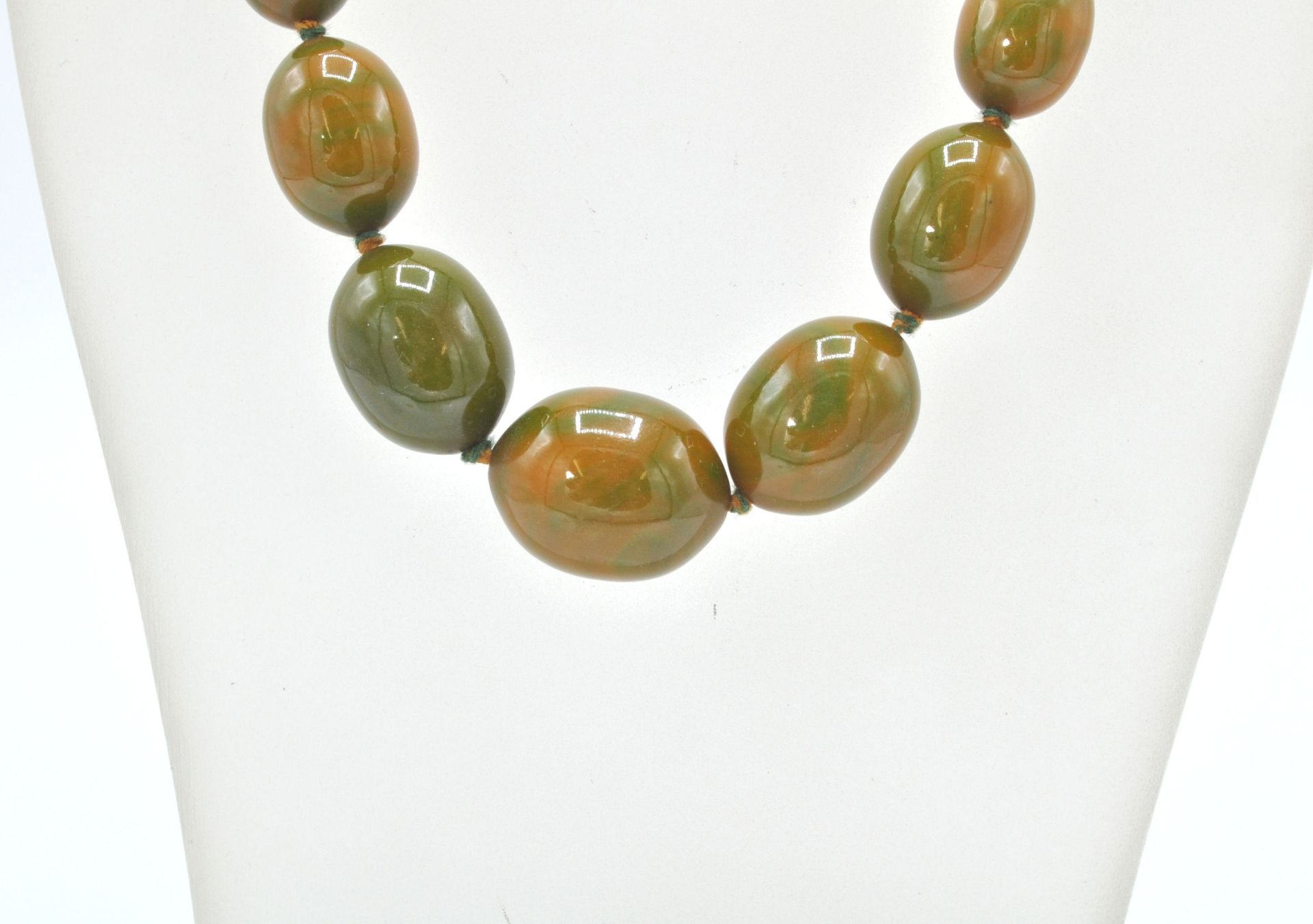 An early 20th Century 1930's early plastic / bakelite graduating beaded necklace with green and - Bild 2 aus 5