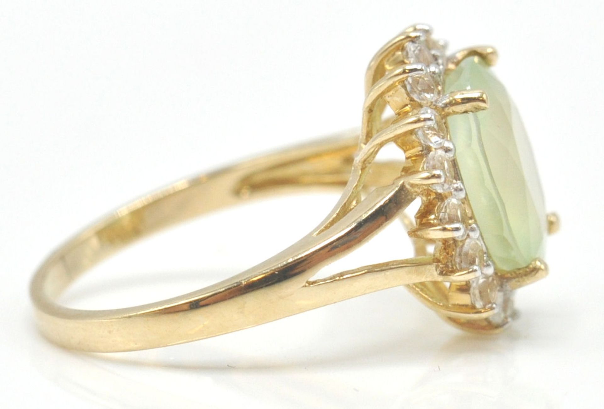 A 9ct gold hallmarked cluster ring. The yellow facet cut stone within a halo of white stones. - Bild 4 aus 15