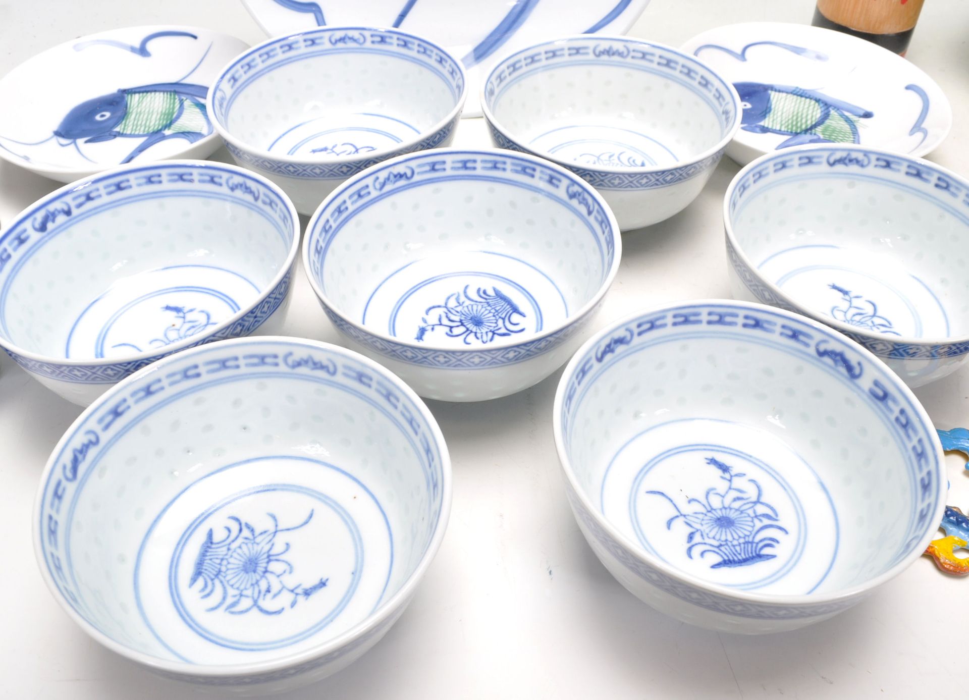 A collection of 20th Century Chinese / Japanese blue and white rice bowls with floral and plantain - Bild 4 aus 12