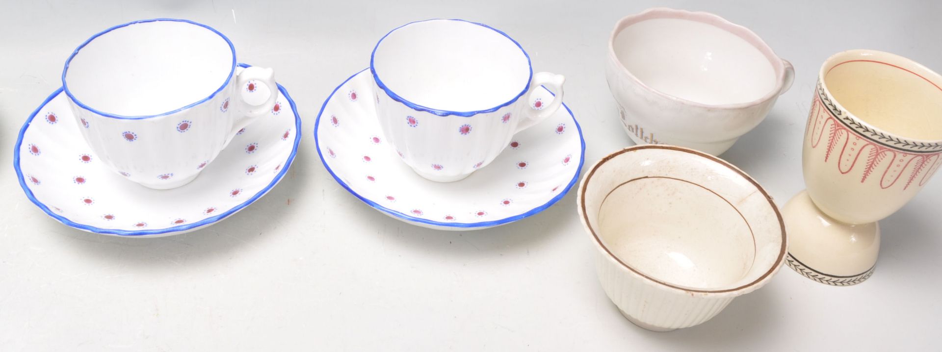 A collection of 18th and 19th century porcelain items to include teacups and saucers, coffee cans, - Bild 15 aus 15