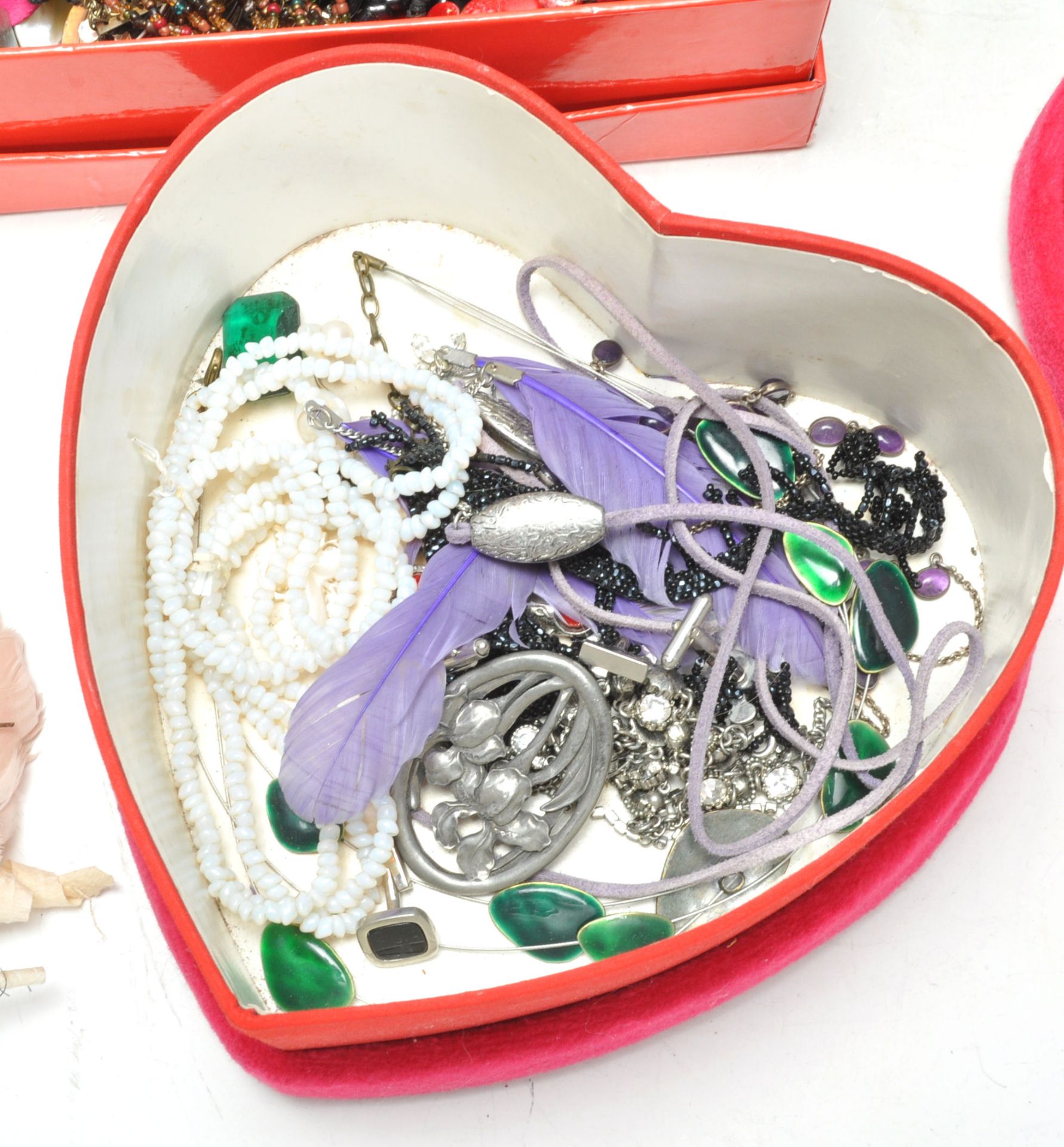 A large quantity of 20th century costume jewellery to include bracelets, brooches, necklaces, hair - Bild 5 aus 9