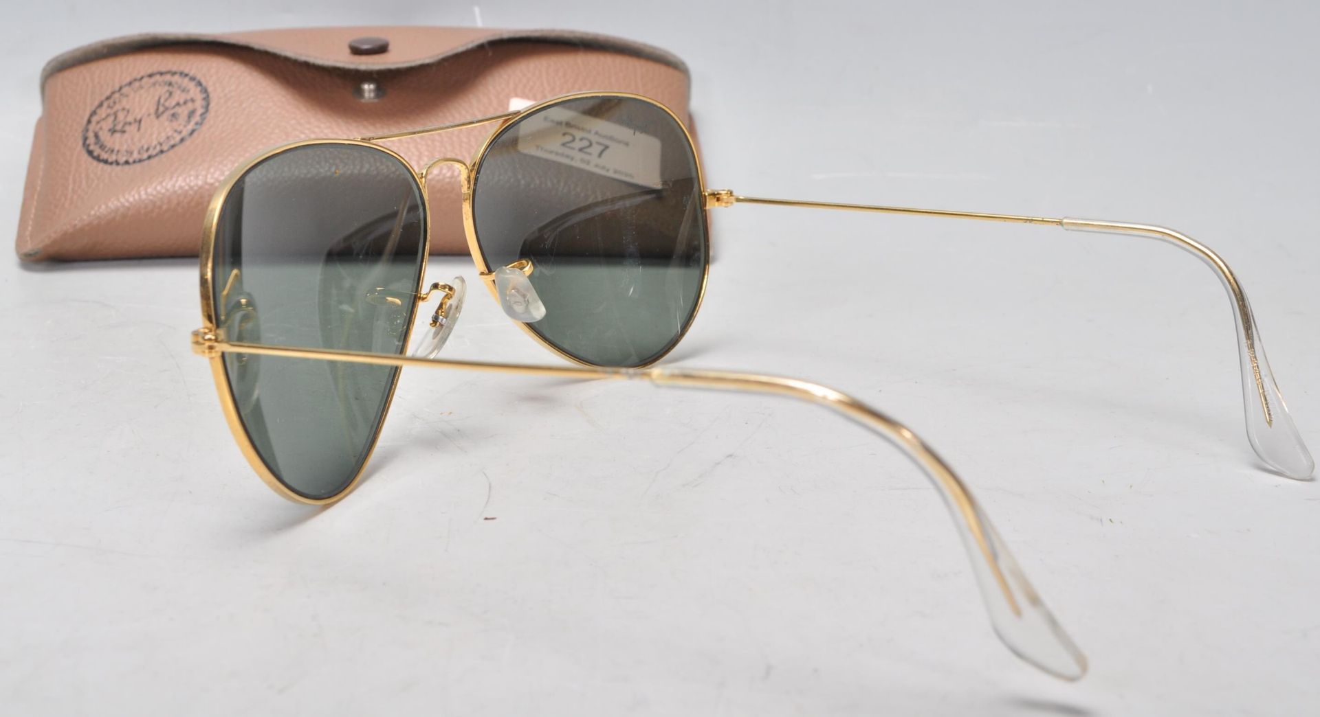 A pair of vintage gentlemen's Ray Ban aviator sunglasses having gilt wire frames and dark lenses, - Bild 6 aus 7