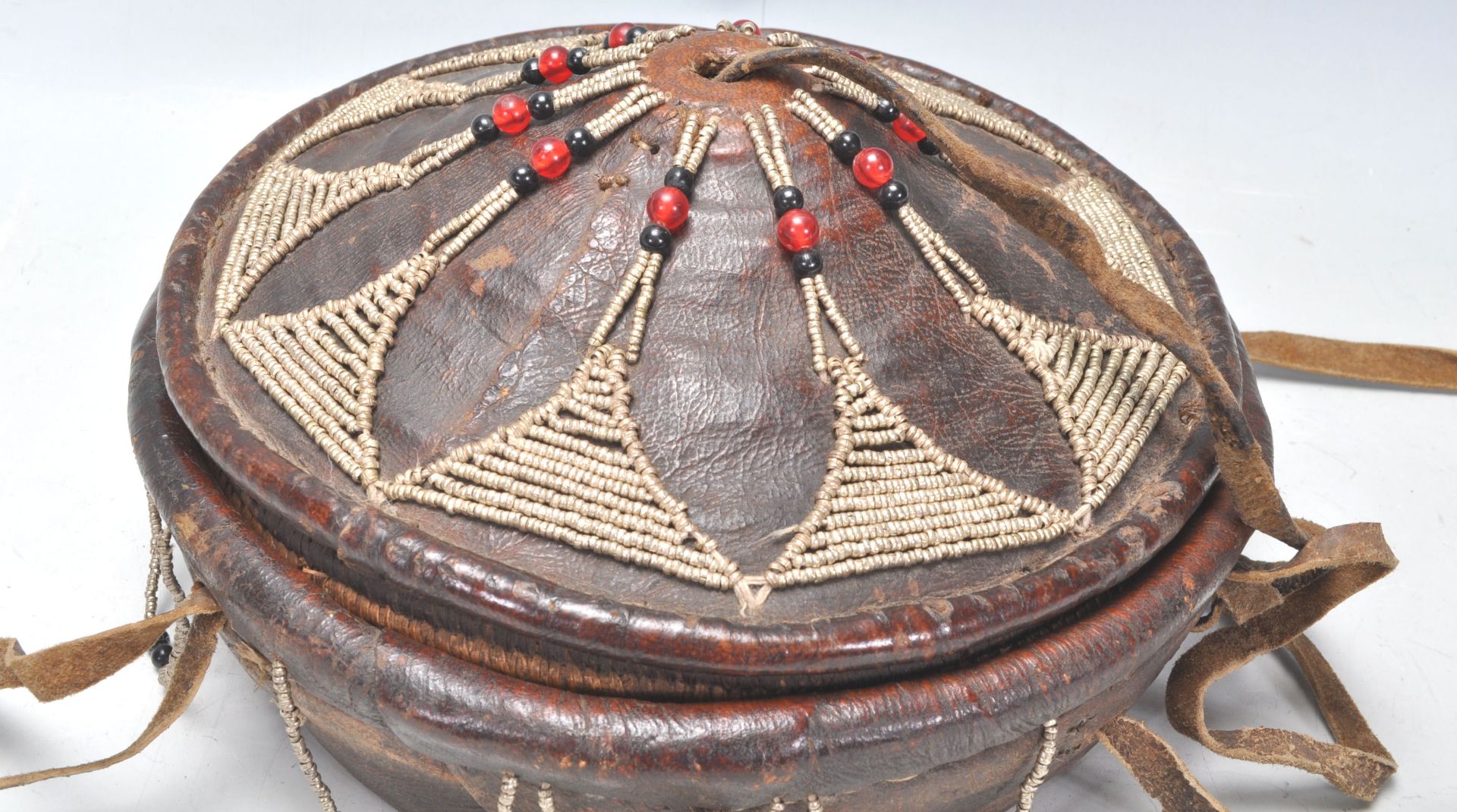 An early 20th Century Vintage tribal Ethiopian injera bread basket. Leather covered with beadwork - Bild 5 aus 9