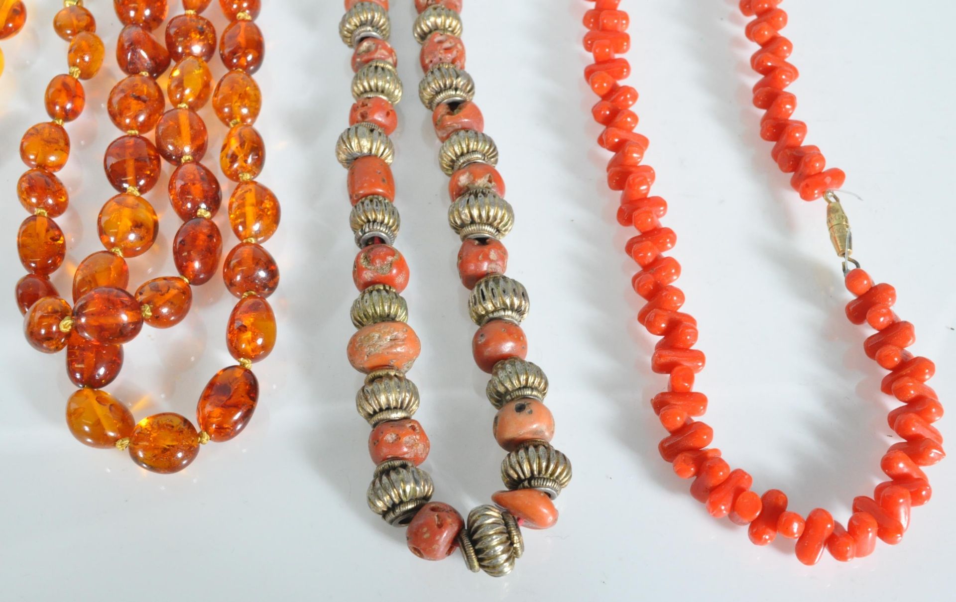 A mixed group of jewellery to include faux amber necklaces, croal and white metal Tibetan - Bild 10 aus 10