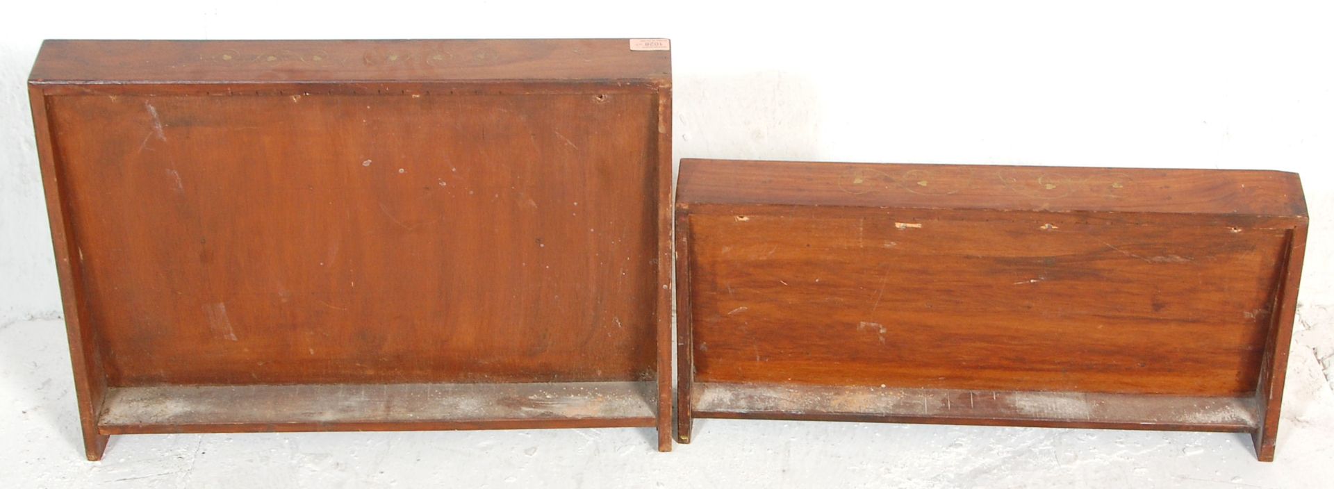 Two inlaid Indian hardwood tape racks having vertical and horizontal slots with decorative brass - Bild 6 aus 6
