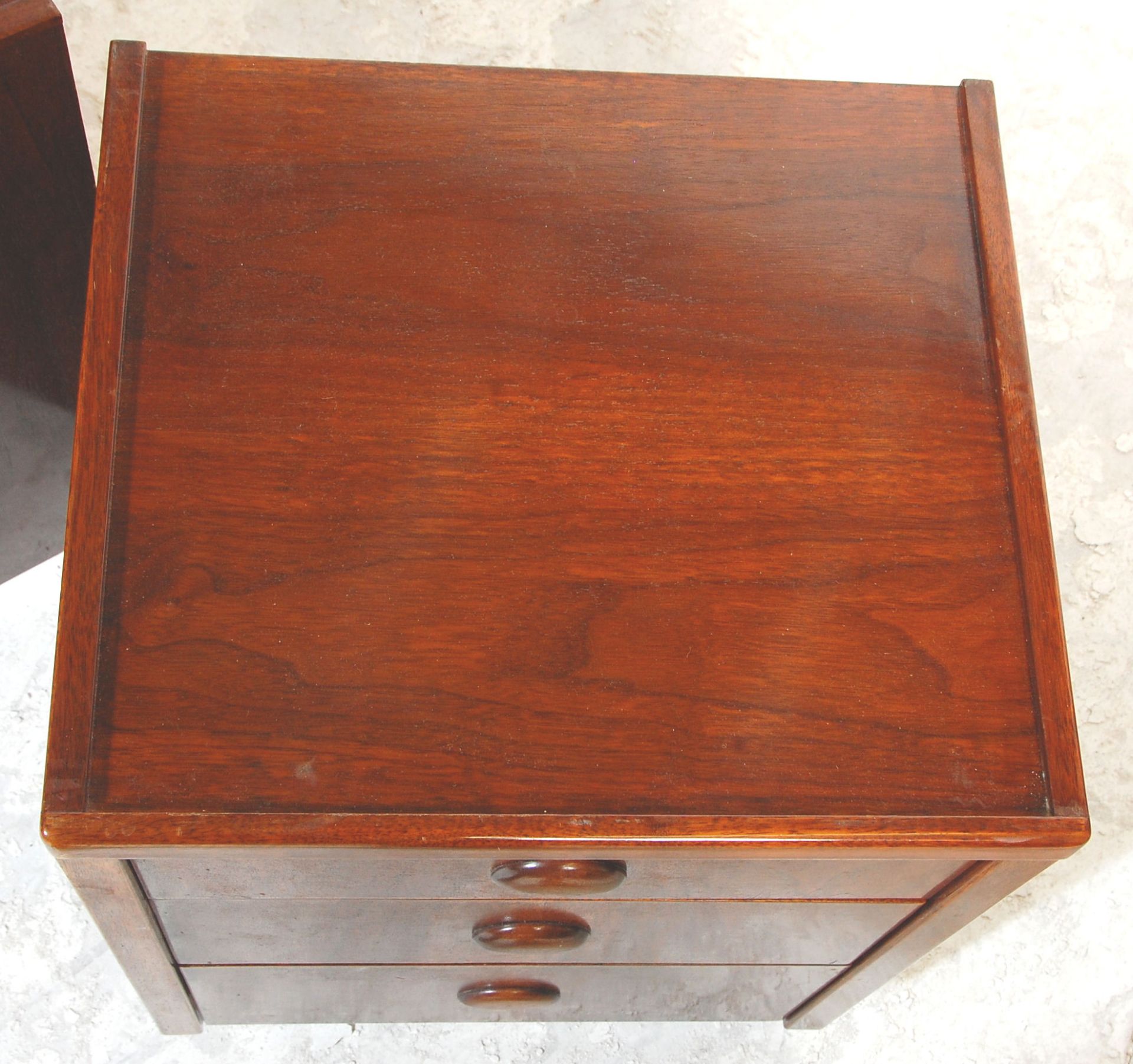 A good pair of retro mid 20th Century teak bedside chests / tables having three graduating drawers - Bild 4 aus 8
