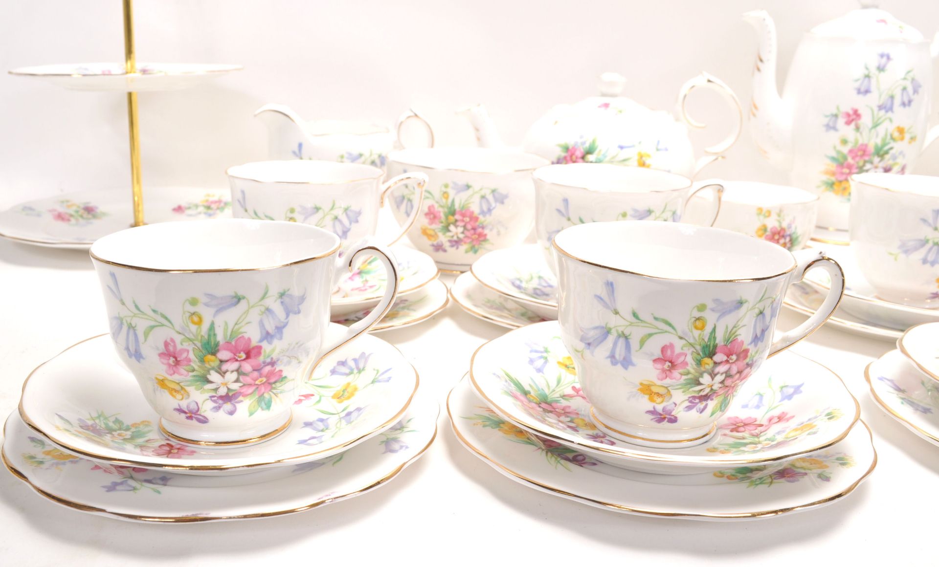 A Fine Bone China English tea service by Queen Anne China in the Old Country Spray pattern having - Bild 5 aus 15