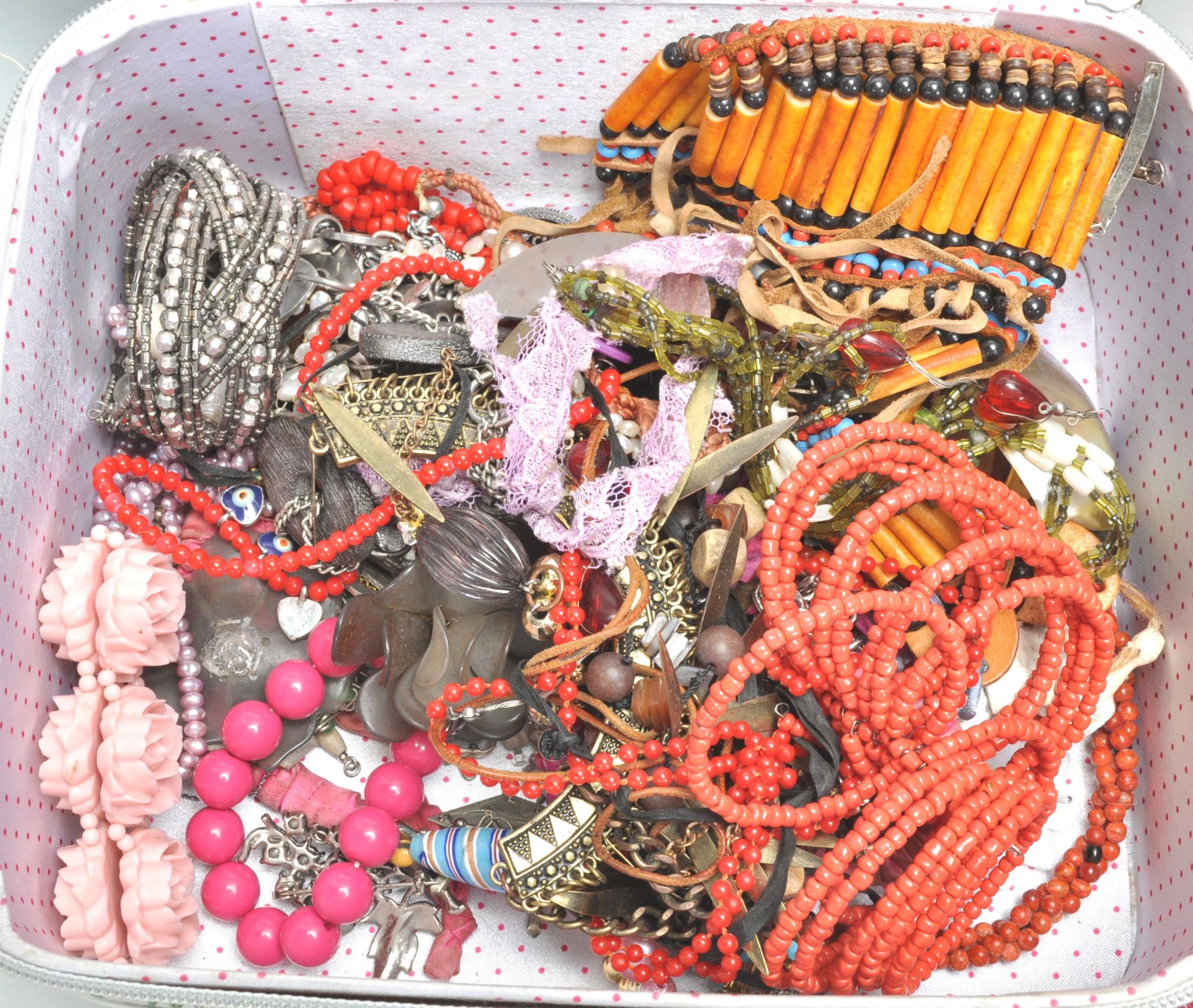 A large quantity of 20th century costume jewellery to include bracelets, brooches, necklaces, hair - Bild 2 aus 9