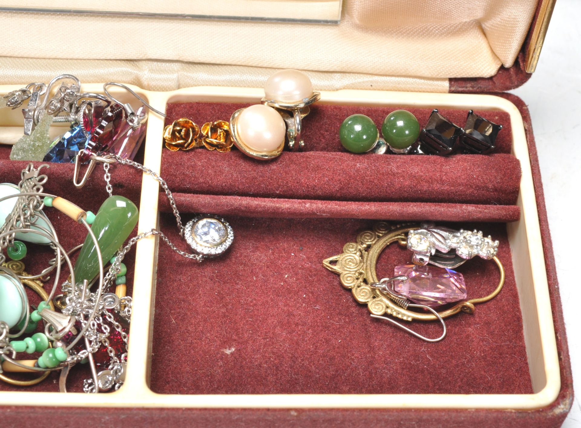 A collection of vintage costume jewellery across multiple jewellery boxes to include a wide - Bild 5 aus 10
