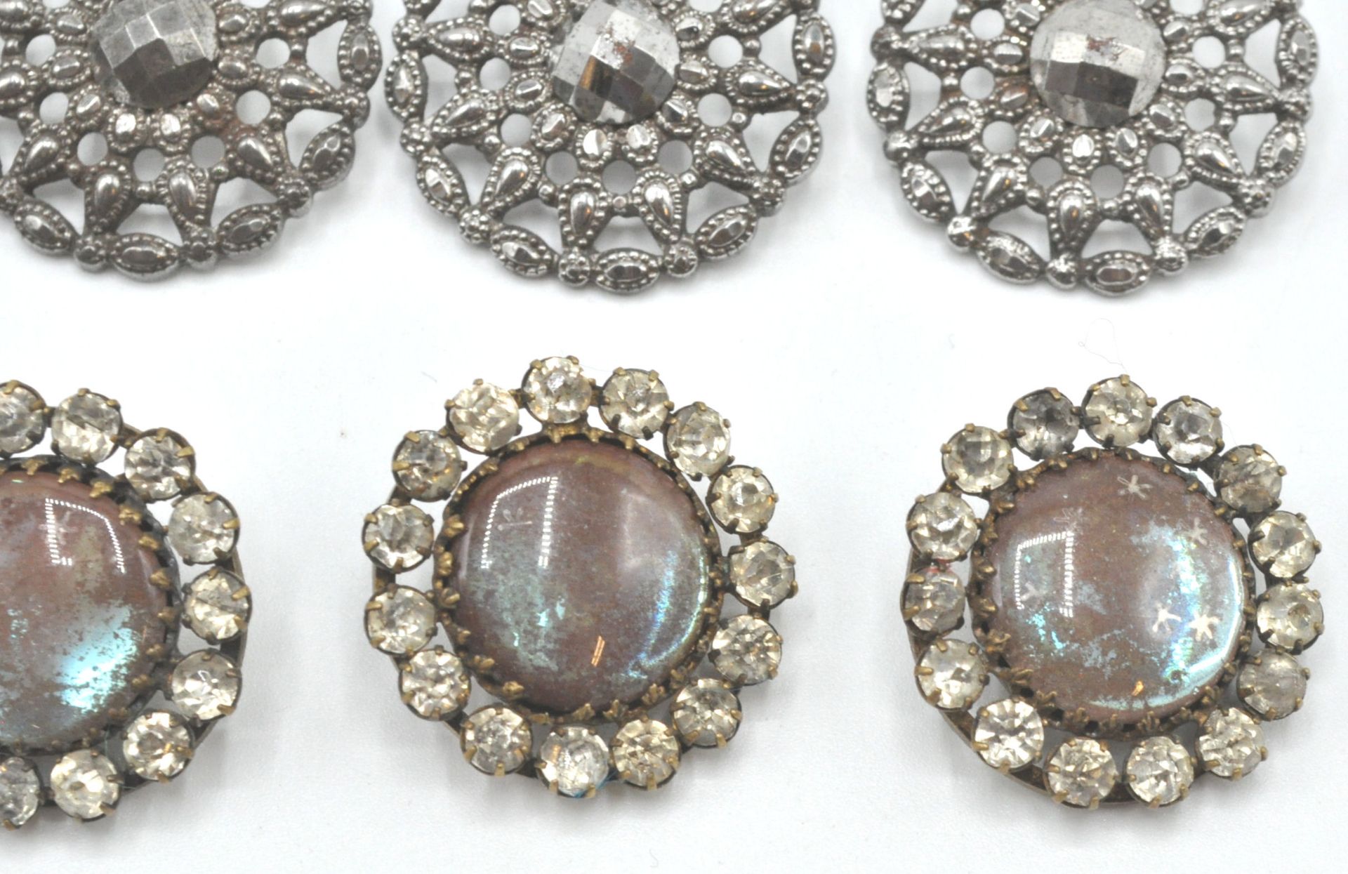 A collection of 19th century buttons to include a 19th century facet cut steel set of six - Bild 6 aus 14