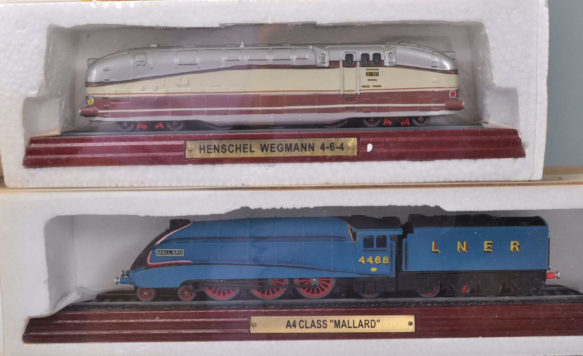 A group of twelve boxed 00 Gauge model trains on wooden plinth bases to include The Flying Scotsman, - Bild 6 aus 7