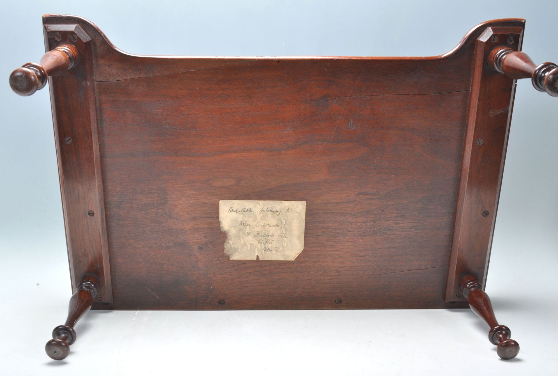 A 19th century Victorian mahogany butlers / breakfast tray with a raised  gallery back and edge with - Bild 6 aus 7