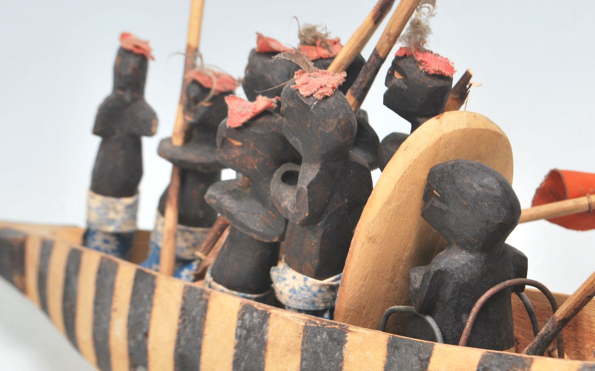 An African tribal carved wooden boat figurine complete with striped painted sides, complete with - Bild 12 aus 12