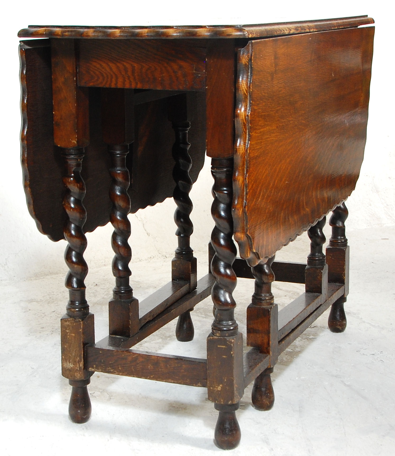 A good early 20th Century oak pie crust barley twist gate leg dining table of rectangular form - Image 6 of 15