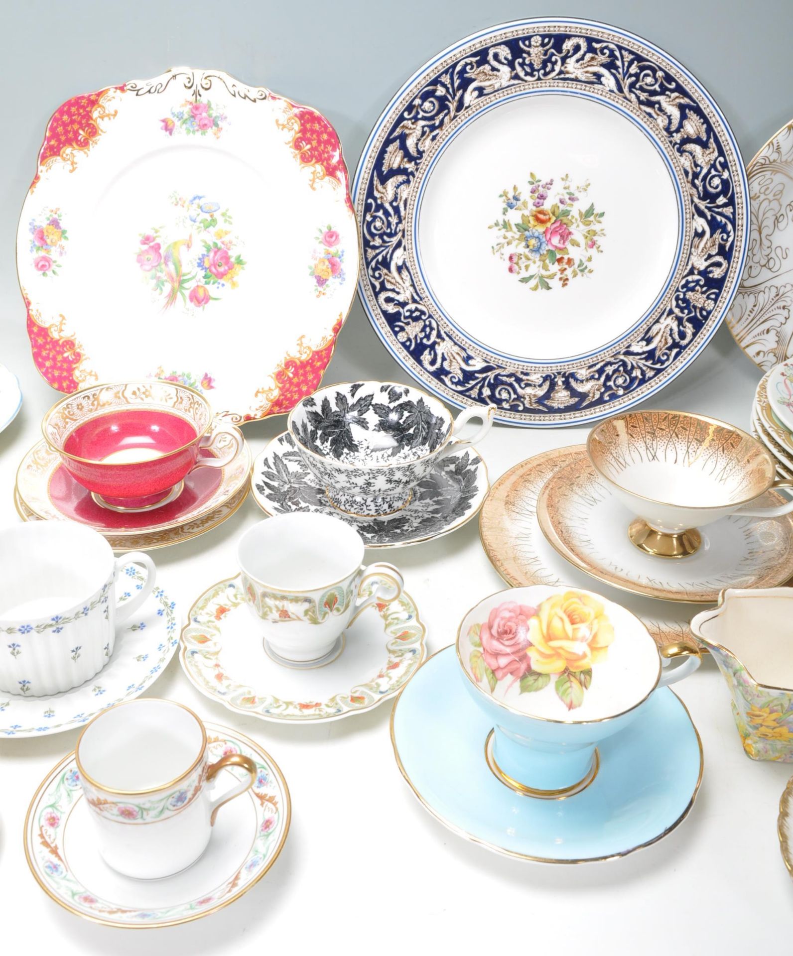 A collection of mixed vintage bone china tea service pieces to include Royal Albert Serena pattern - Bild 4 aus 21