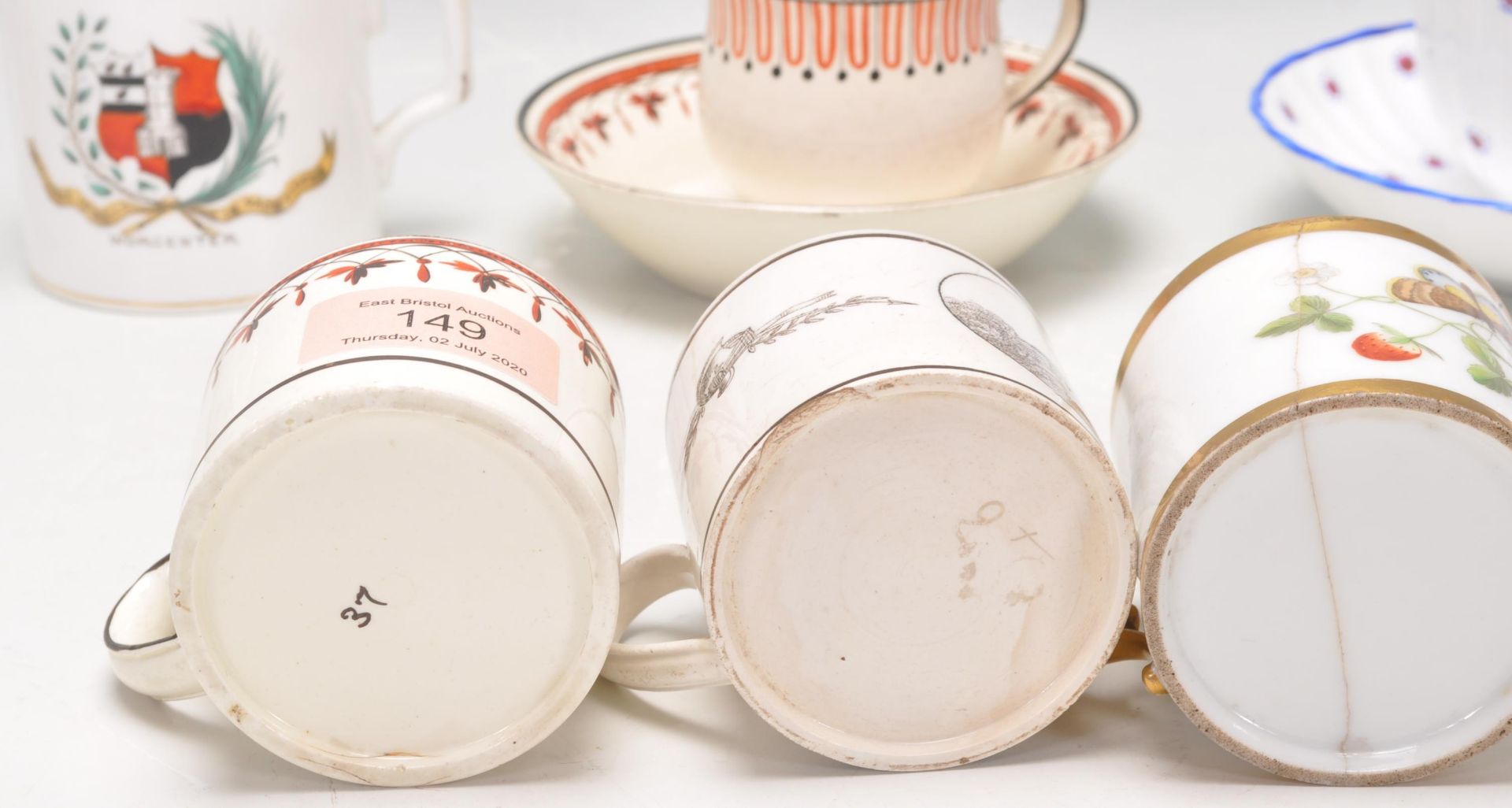 A collection of 18th and 19th century porcelain items to include teacups and saucers, coffee cans, - Bild 10 aus 15