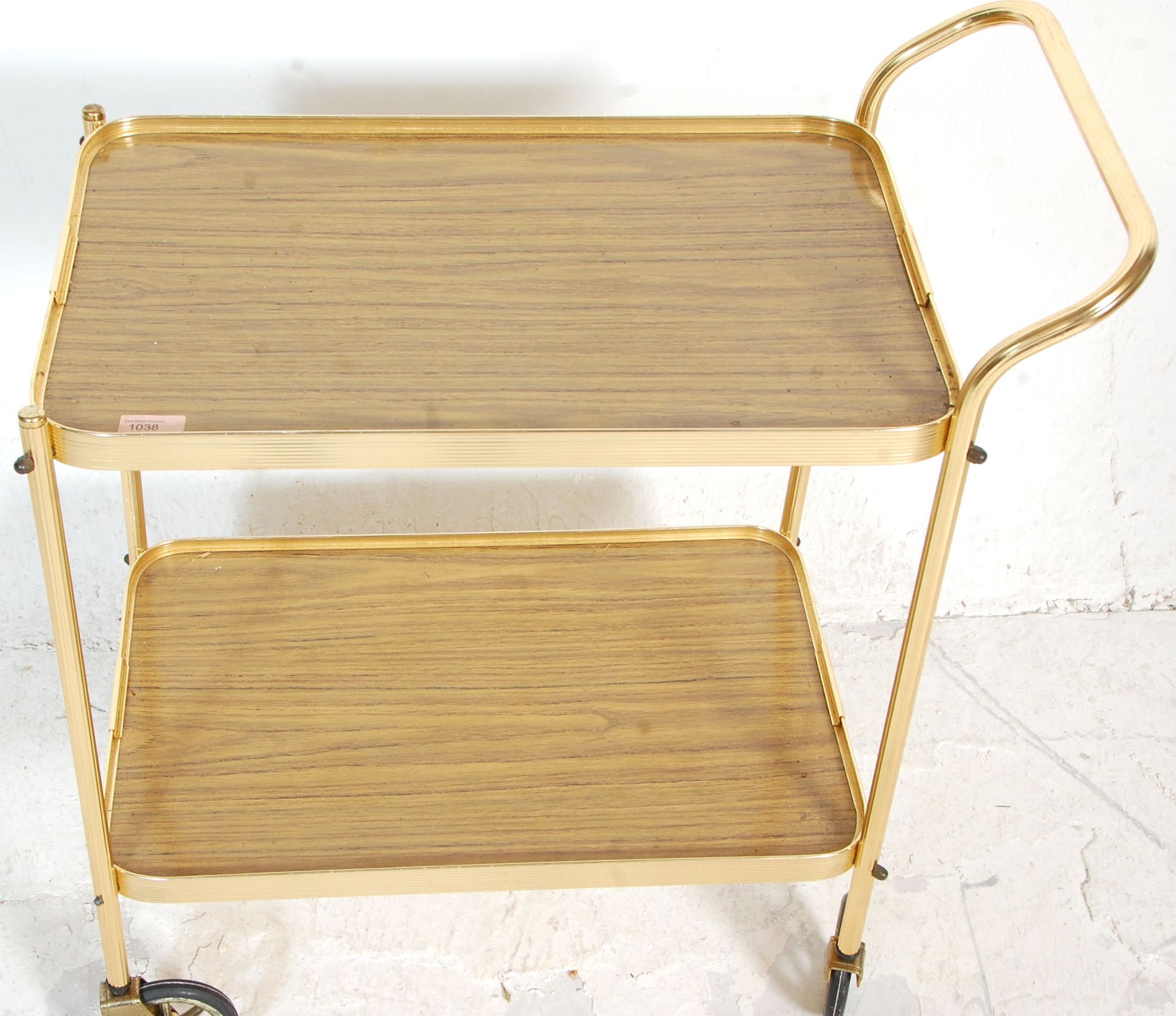 A retro 20th Century brass two tier tea trolley having formica teak wood effect tops. Raised on - Bild 3 aus 4