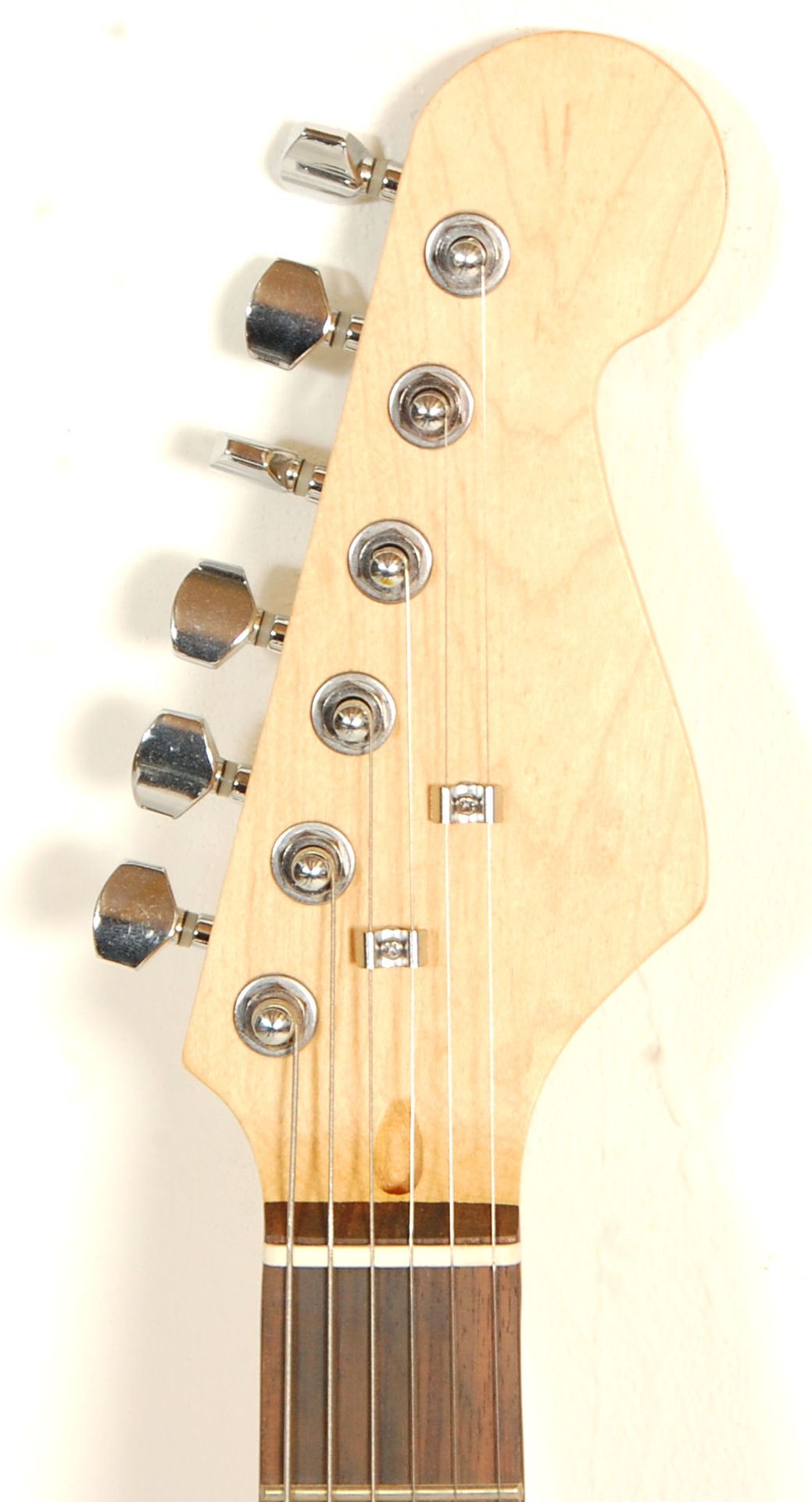 A good Fender Stratocaster style six string electric guitar having three control knobs with a - Bild 2 aus 7