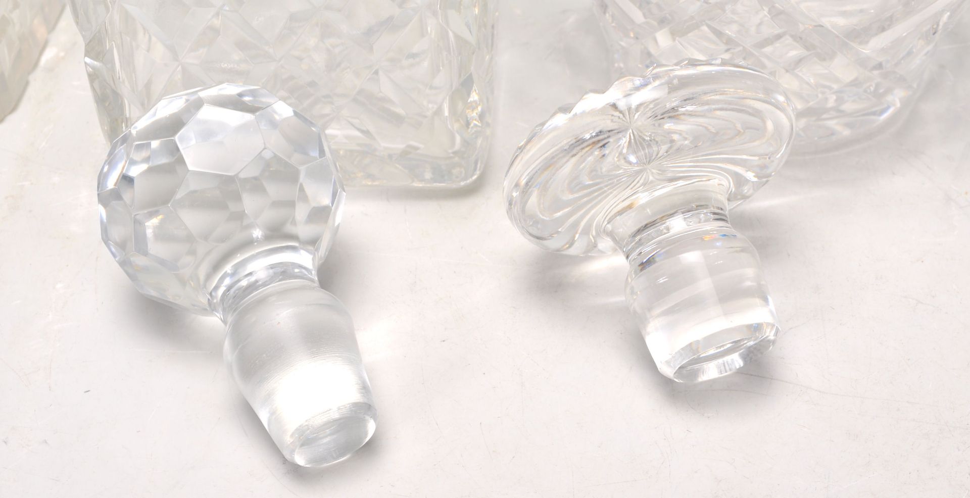 A group of seven vintage and antique cut glass decanters to include a pair of whiskey decanters with - Bild 7 aus 11