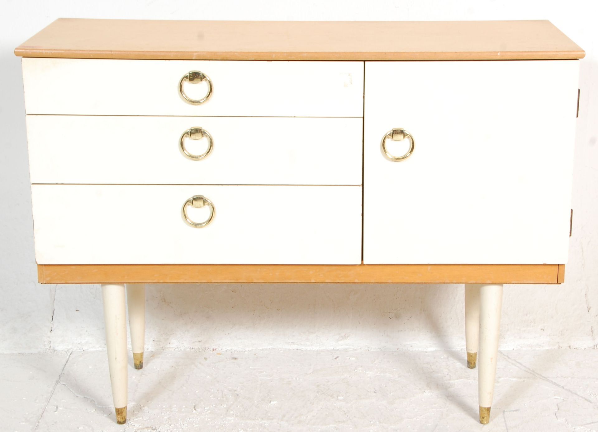 A retro vintage 20th Century white melamine sideboard credenza of good small proportions having a - Bild 2 aus 6