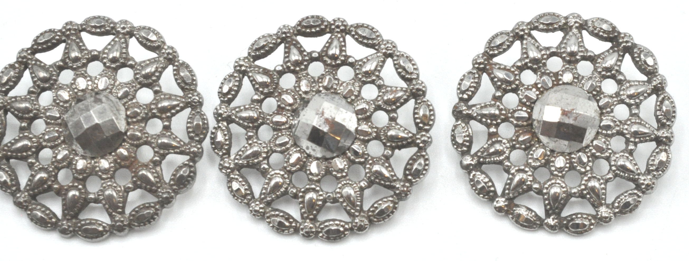 A collection of 19th century buttons to include a 19th century facet cut steel set of six - Image 7 of 14