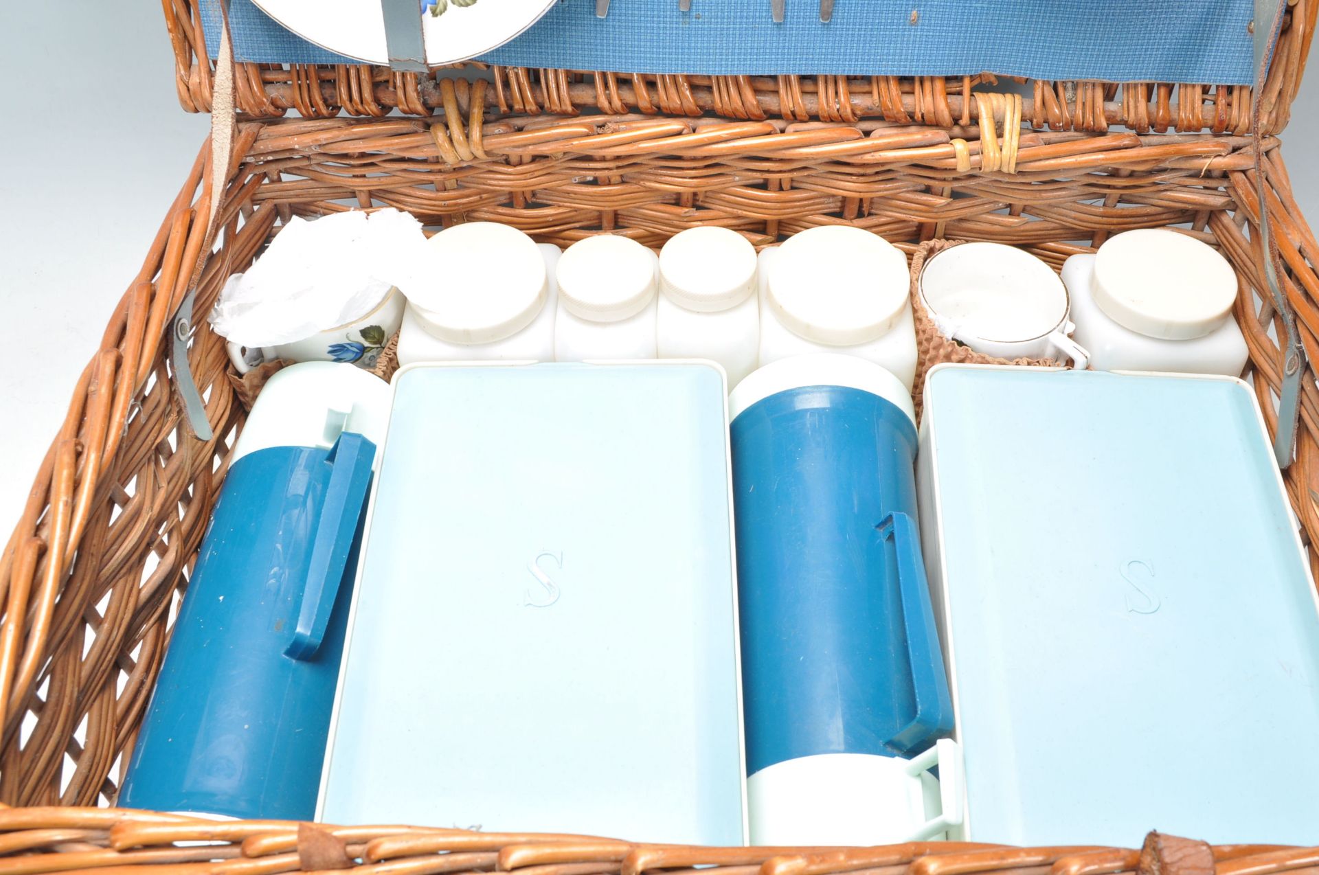 A vintage 1950s picnic basket / hamper fitted with plastic wares. - Image 5 of 6