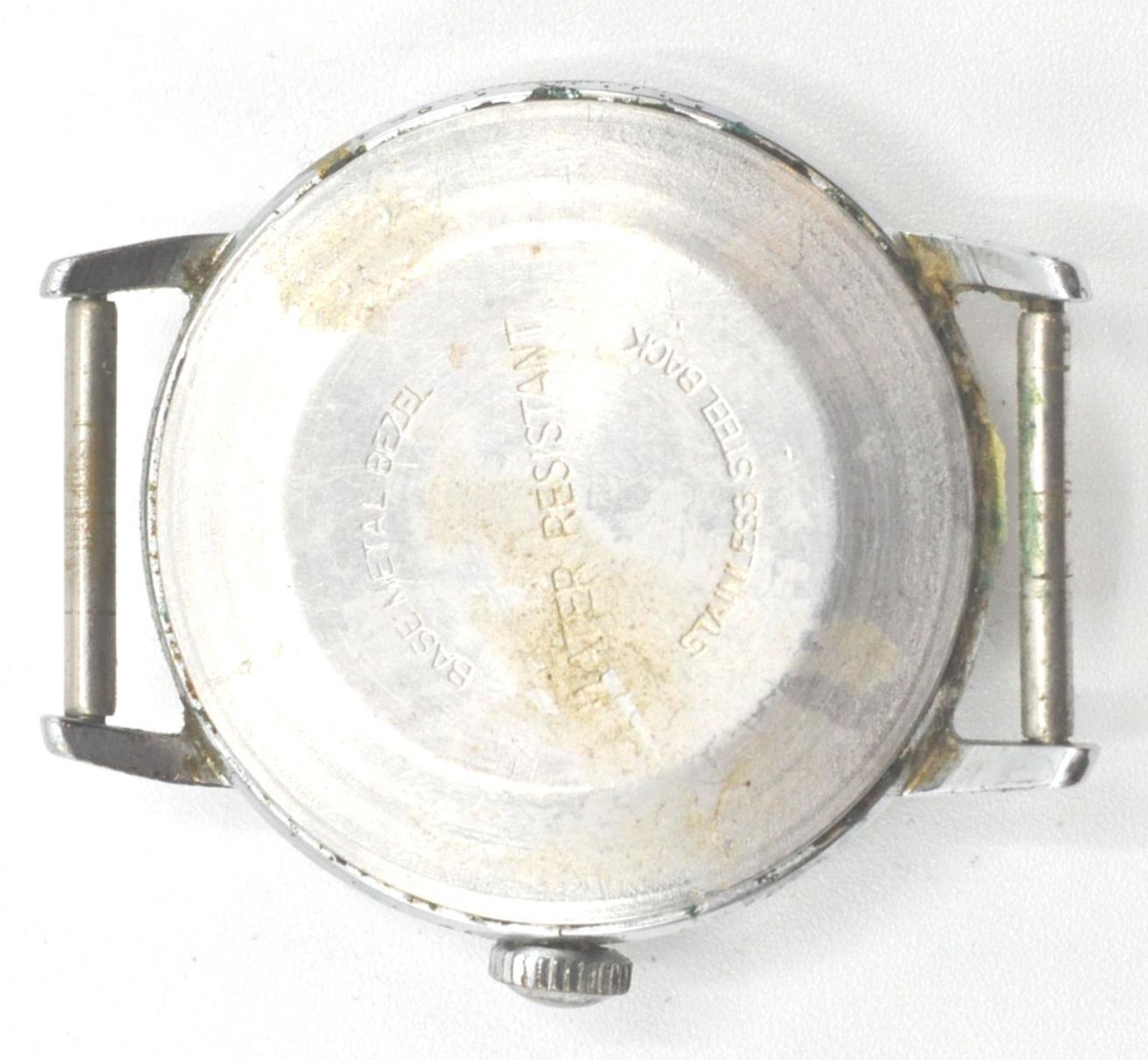 A rare 1958 Timex Snoopy wristwatch with yellow dial. The Timex movement in stainless steel case - Bild 2 aus 4