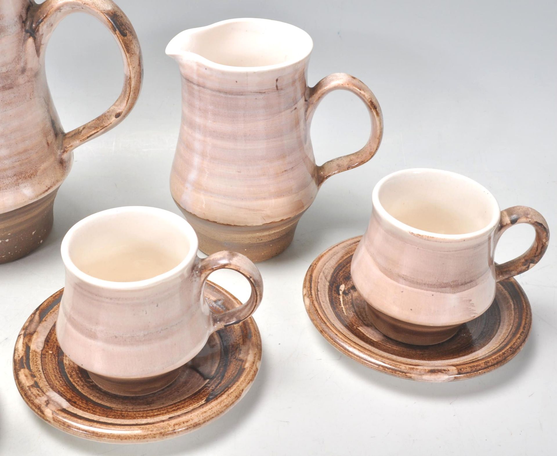 A vintage retro 20th Century Rye pottery coffee service consisting of coffee pot, six cups and - Bild 5 aus 8