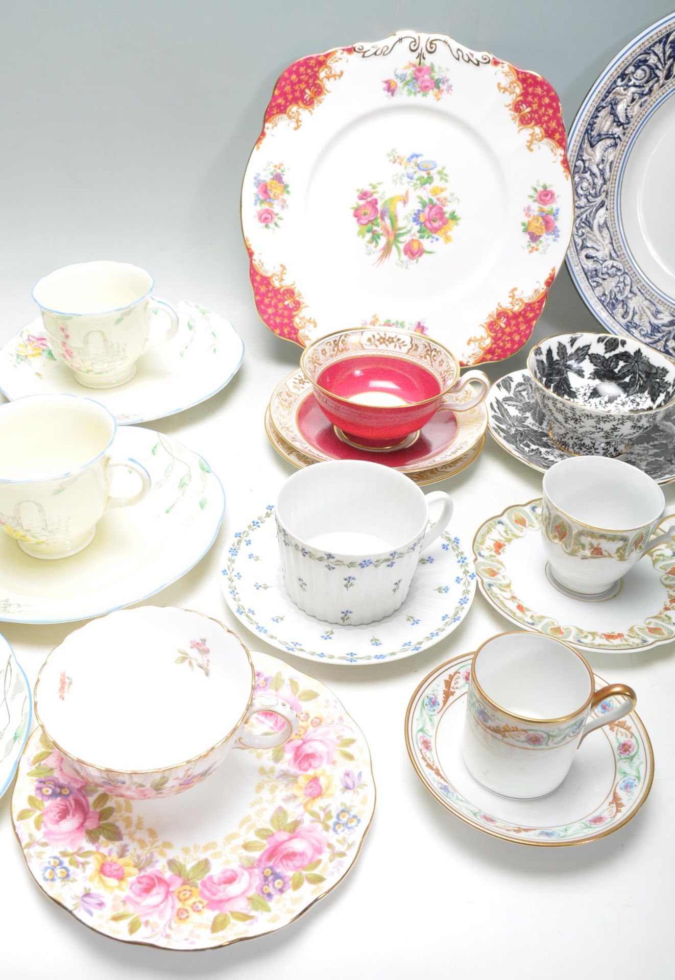 A collection of mixed vintage bone china tea service pieces to include Royal Albert Serena pattern - Bild 3 aus 21