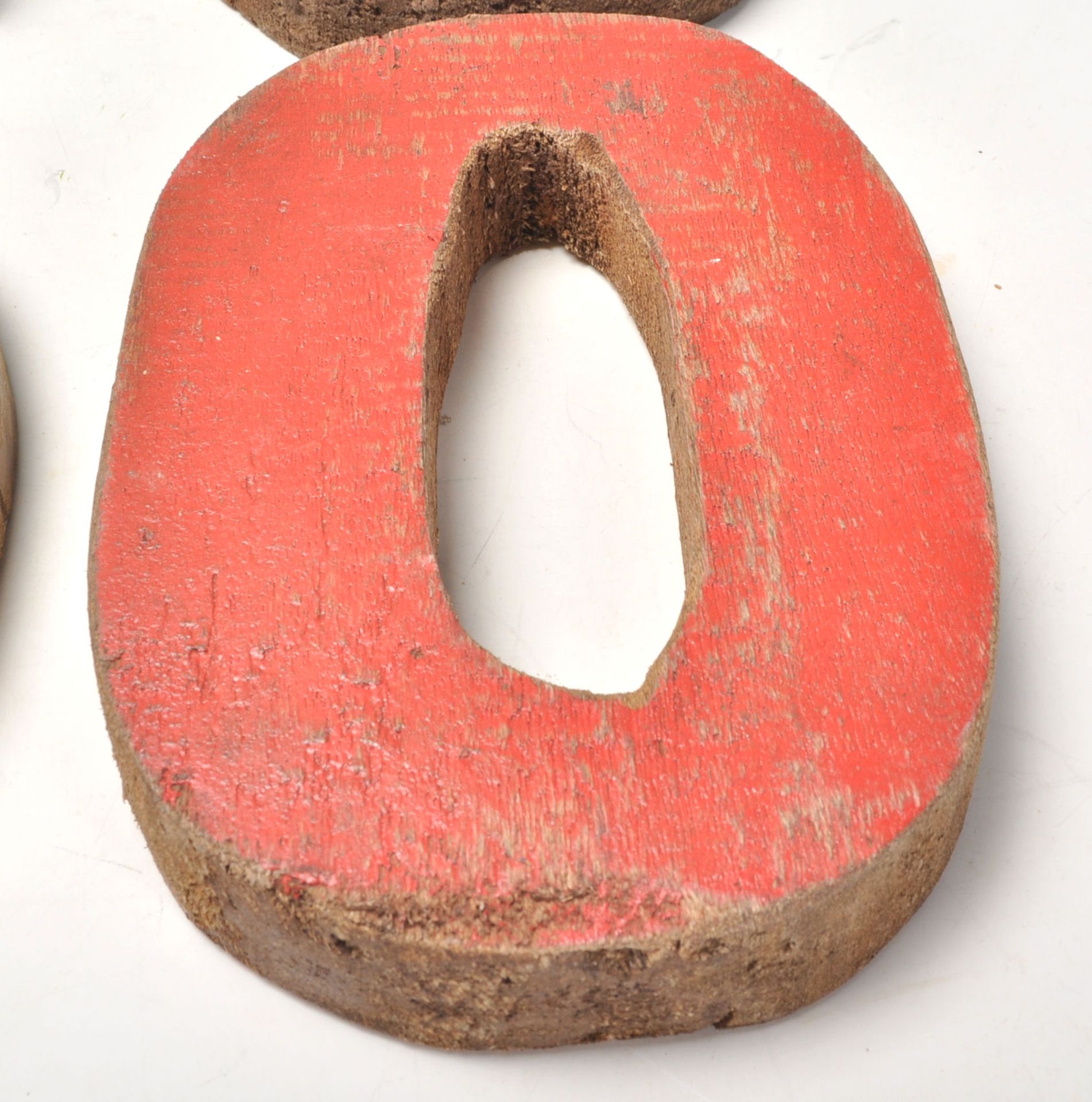 A set of vintage retro wooden signage numbers each having weathered different coloured paintwork - Bild 7 aus 8
